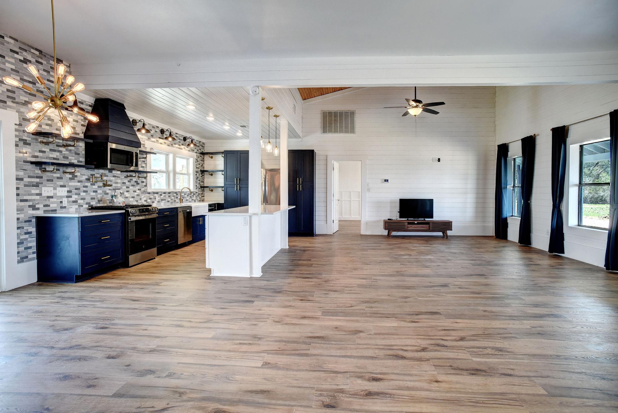 4165 Pin Oak Rd, Muldoon, TX 78949