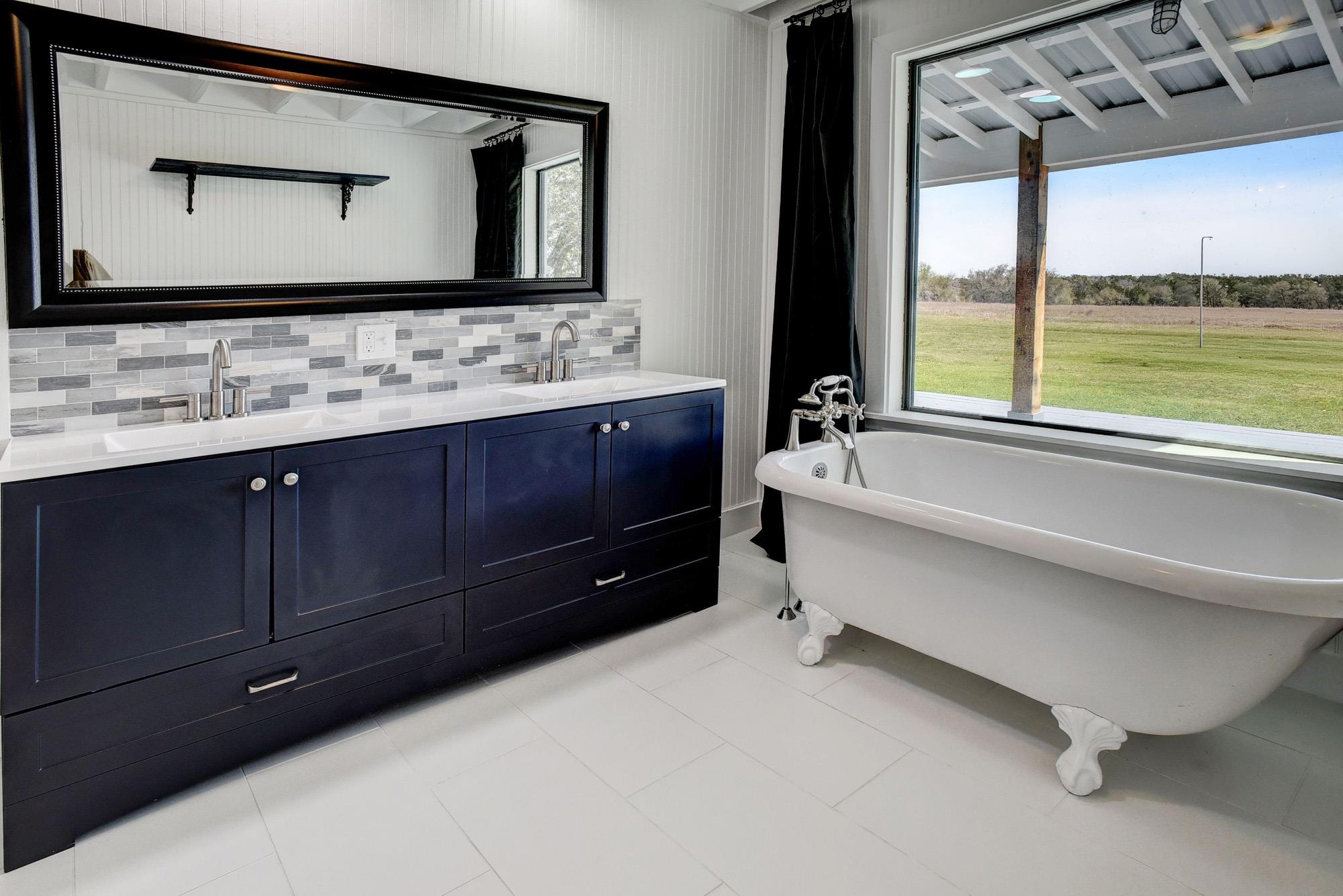 4165 Pin Oak Rd, Muldoon, TX 78949