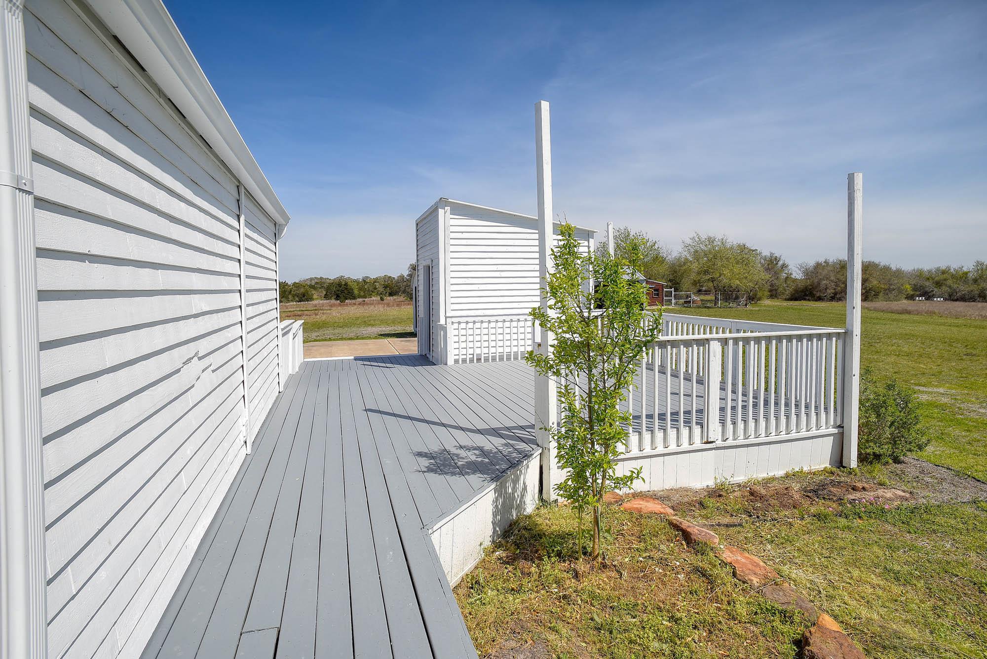 4165 Pin Oak Rd, Muldoon, TX 78949