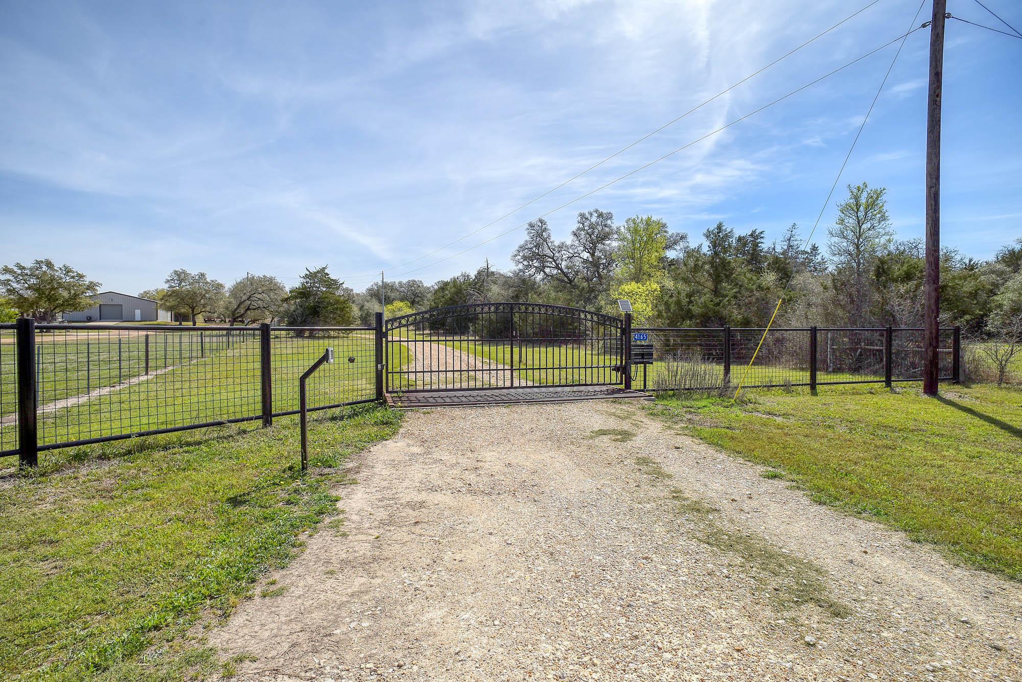 4165 Pin Oak Rd, Muldoon, TX 78949