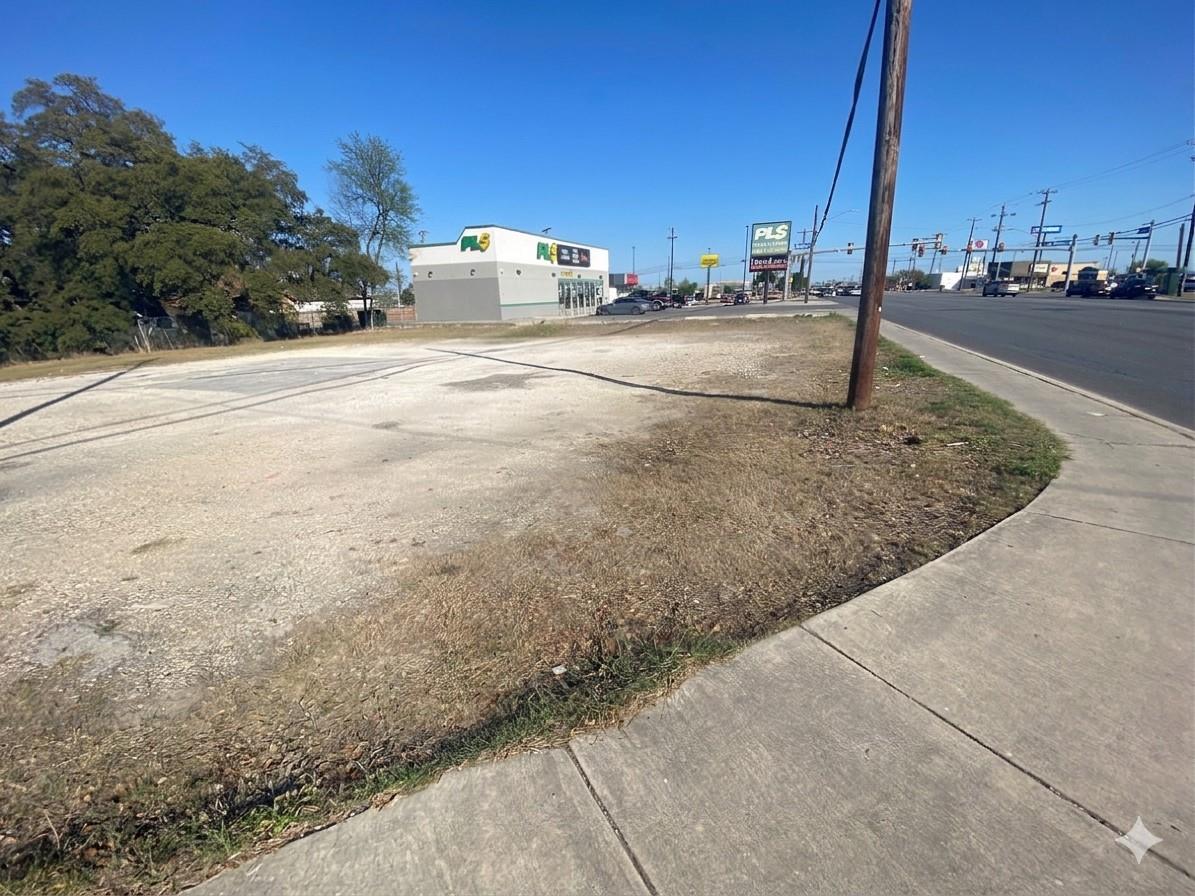 984 Bandera Rd, San Antonio, TX 78228