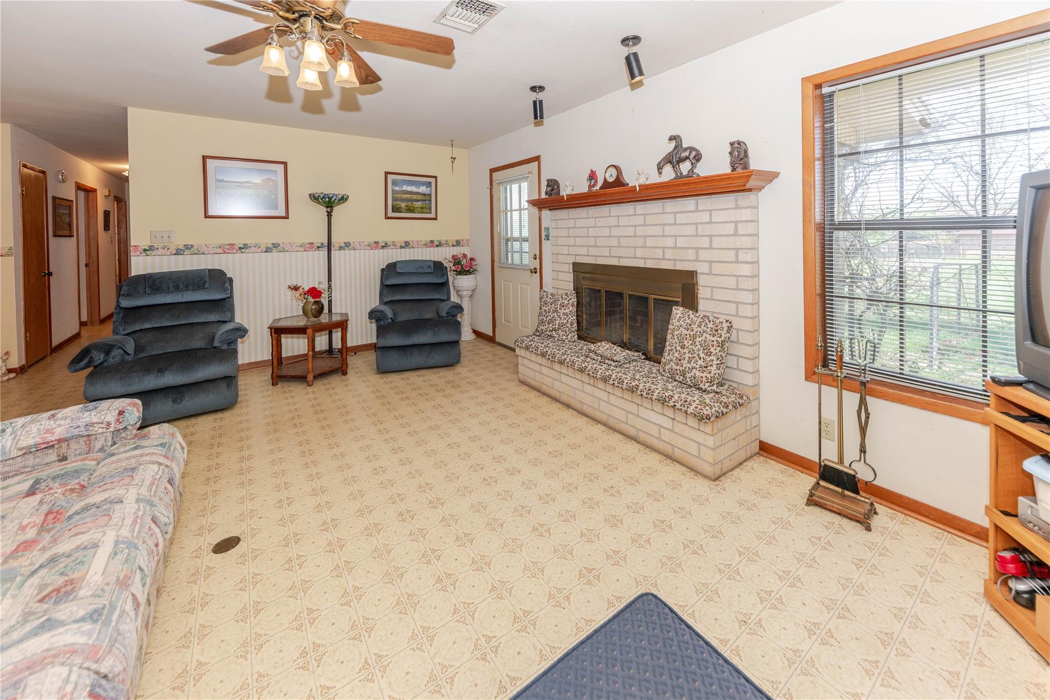 182 Norma Jean Blvd, Smithville, TX 78957