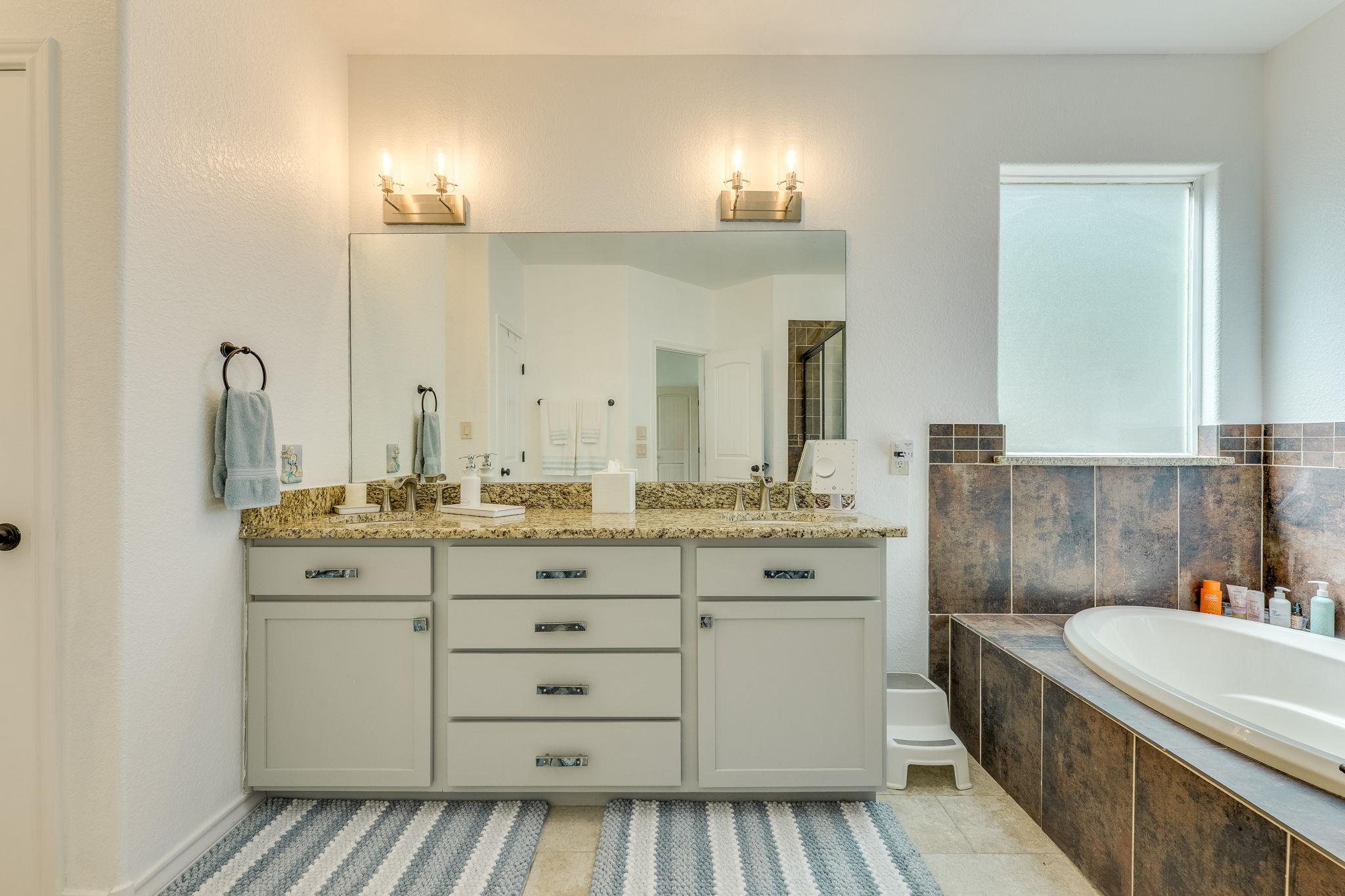 17517 Panorama Dr, Dripping Springs, TX 78620