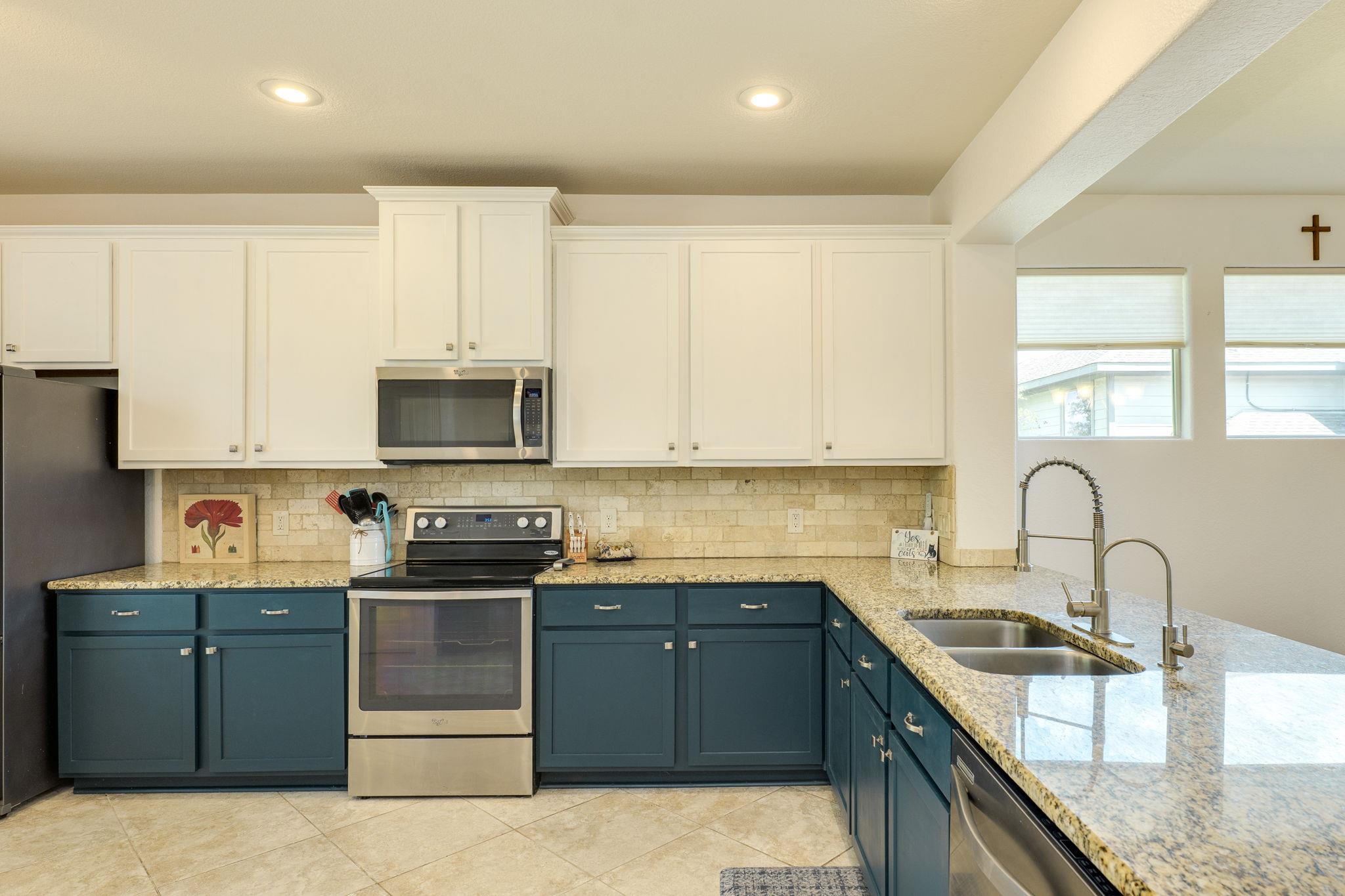 17517 Panorama Dr, Dripping Springs, TX 78620