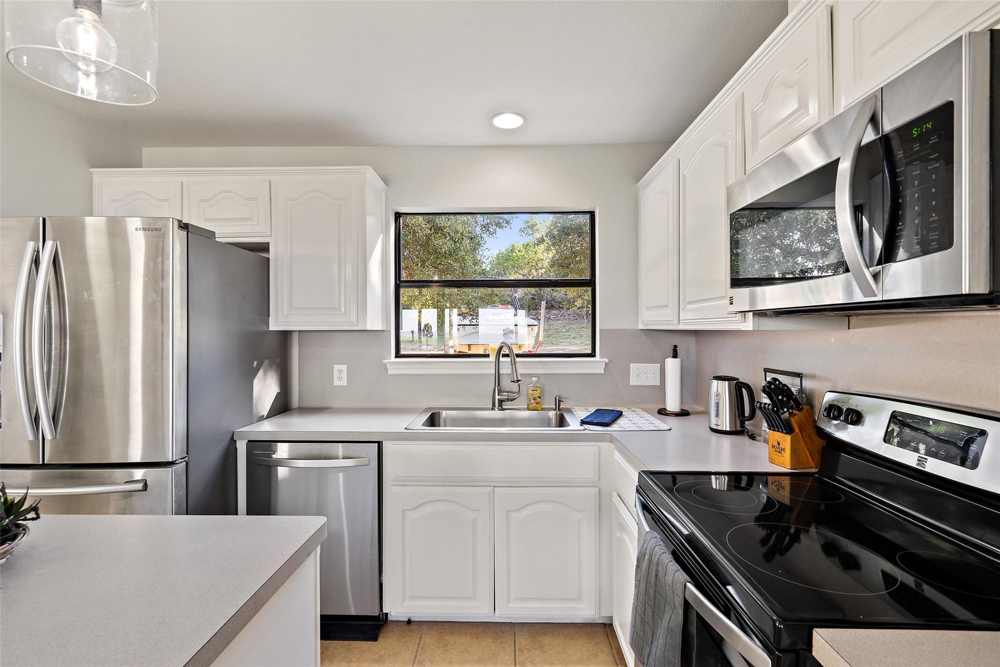 414 Gregg Dr, Spicewood, TX 78669