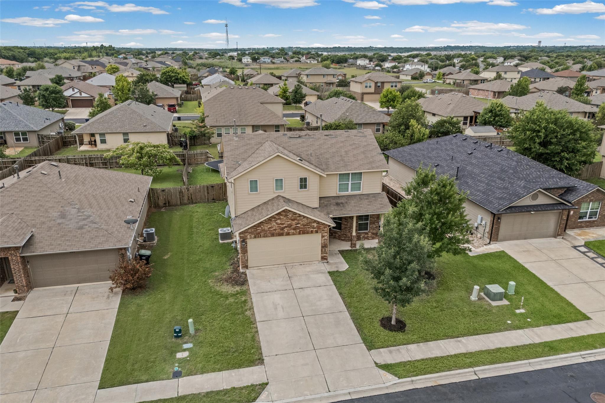 518 Luna Vista Dr, Hutto, TX 78634