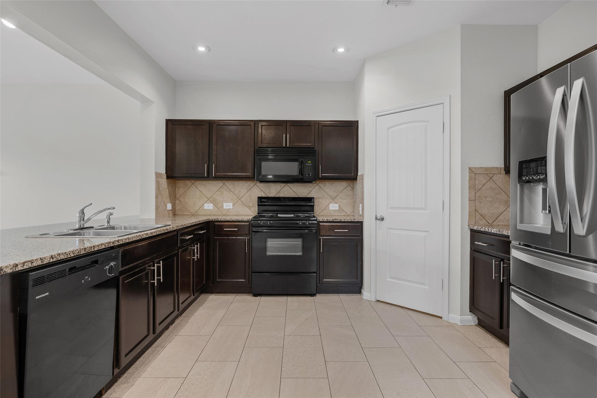 518 Luna Vista Dr, Hutto, TX 78634