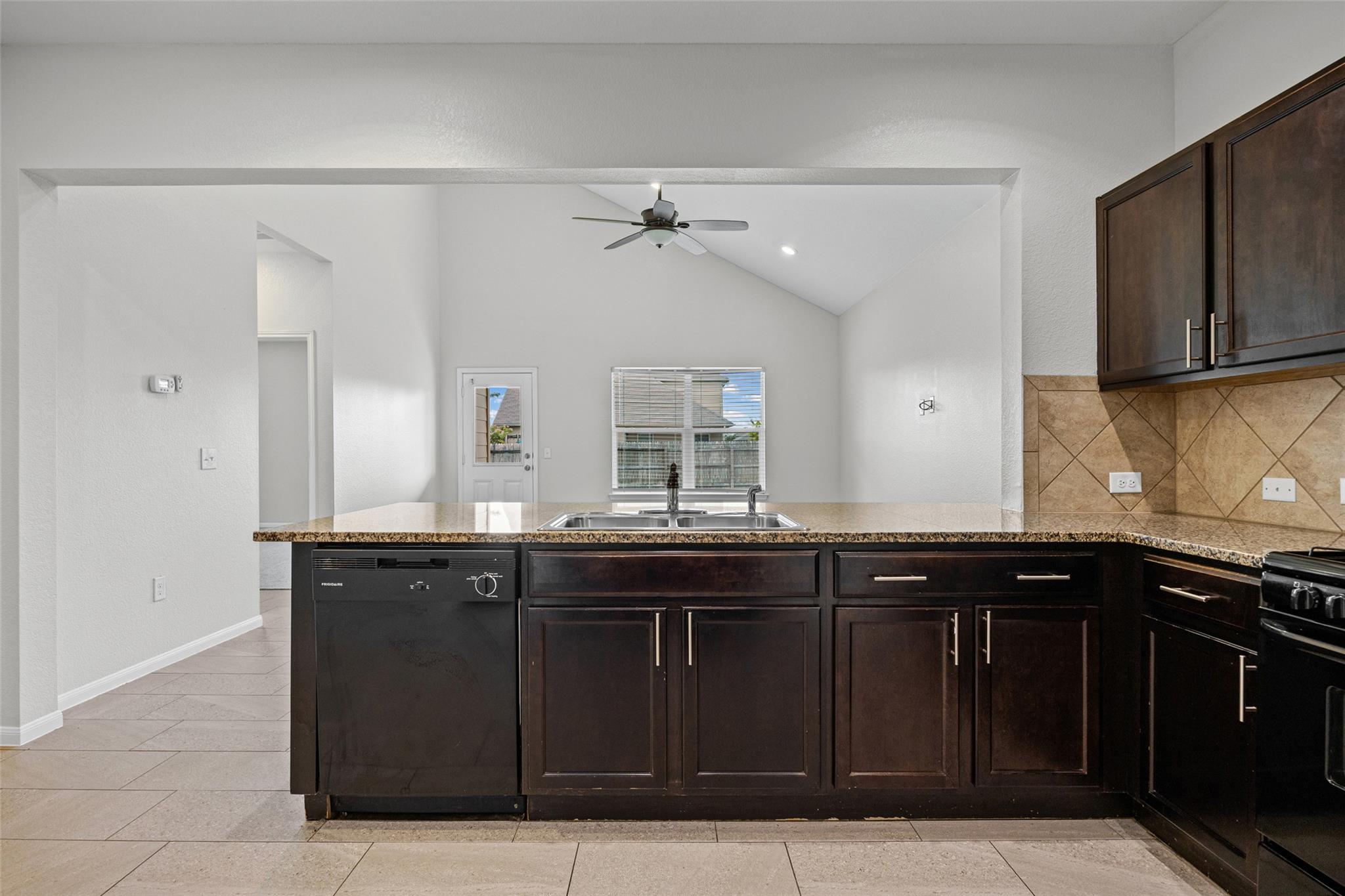 518 Luna Vista Dr, Hutto, TX 78634