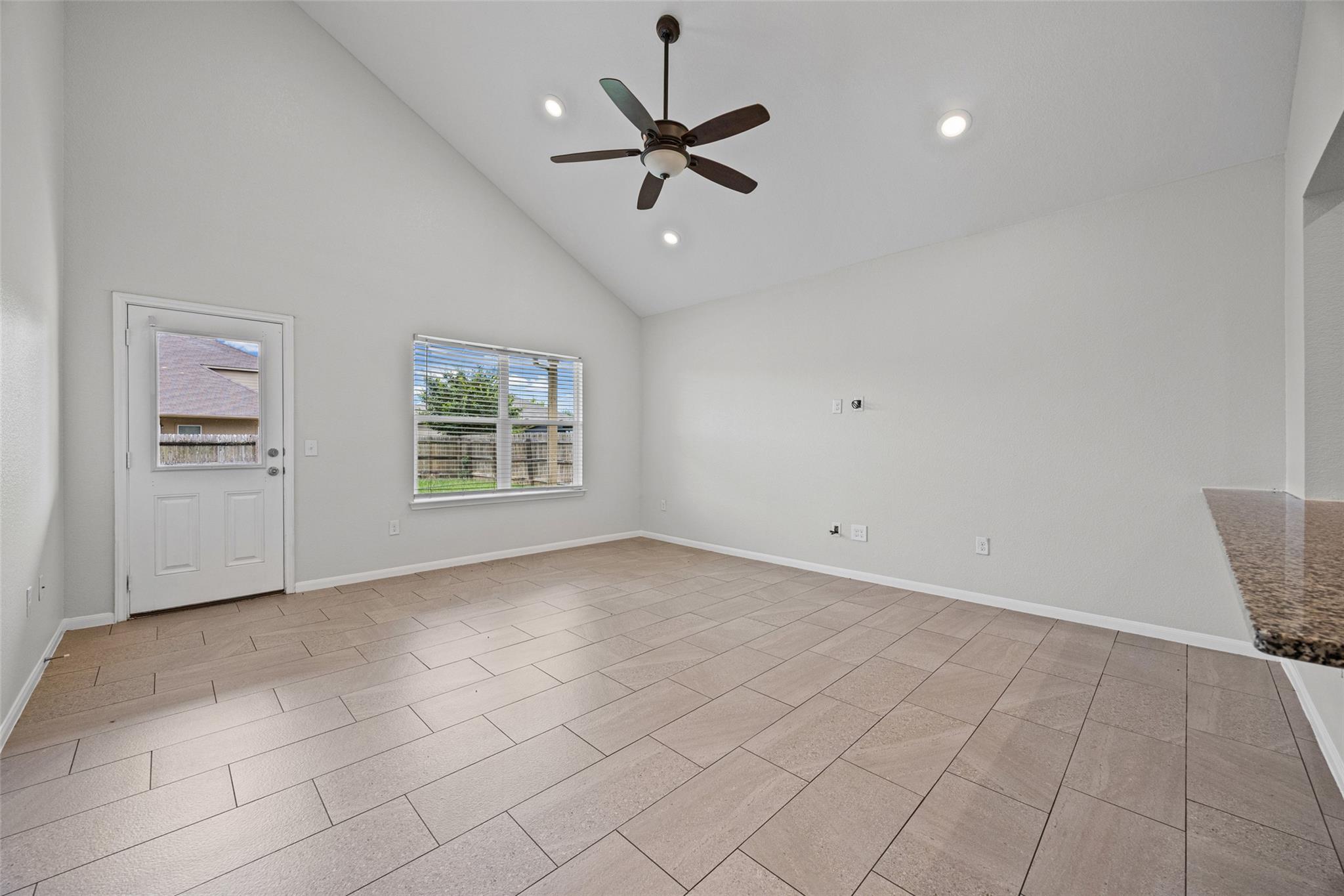 518 Luna Vista Dr, Hutto, TX 78634
