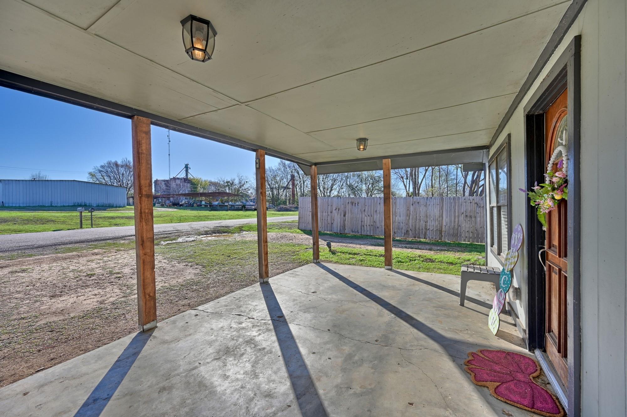 533 Giddings St, Lexington, TX 78947