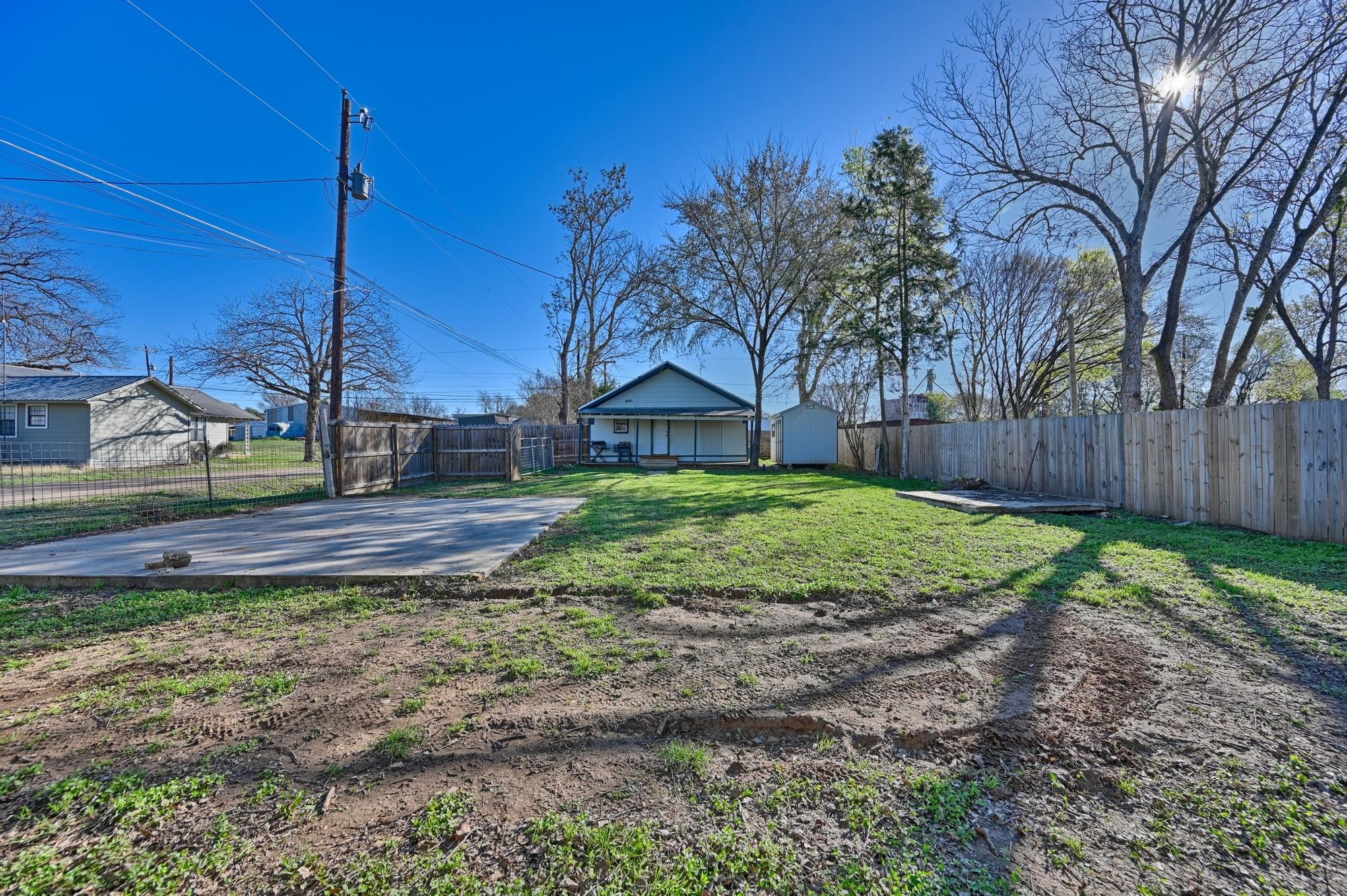 533 Giddings St, Lexington, TX 78947