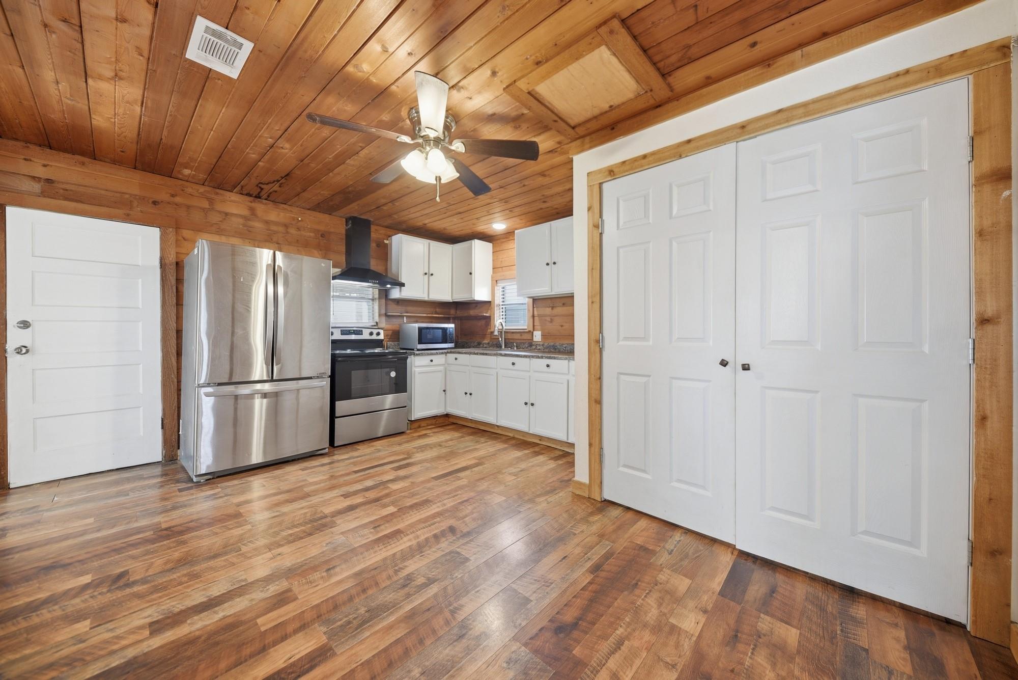 533 Giddings St, Lexington, TX 78947