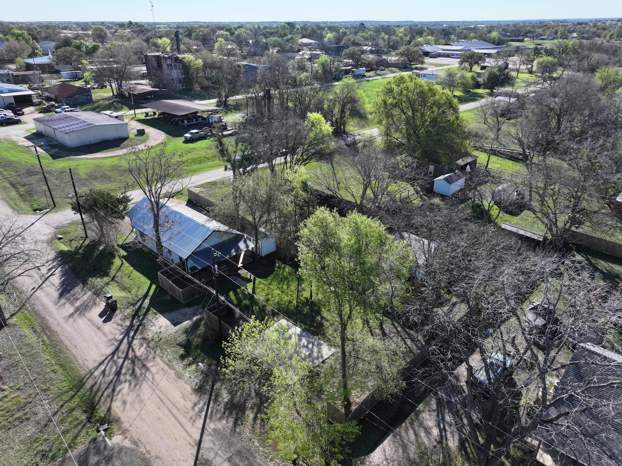 533 Giddings St, Lexington, TX 78947