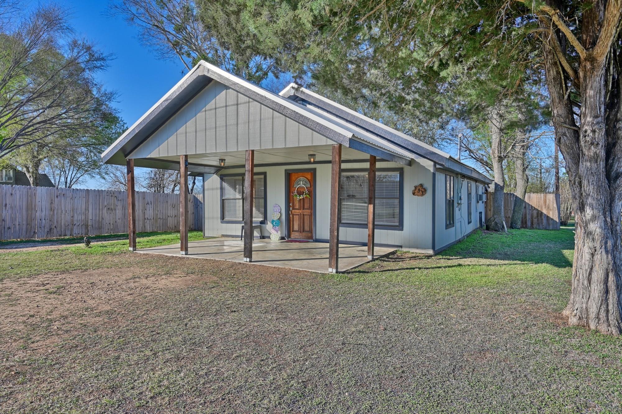 533 Giddings St, Lexington, TX 78947