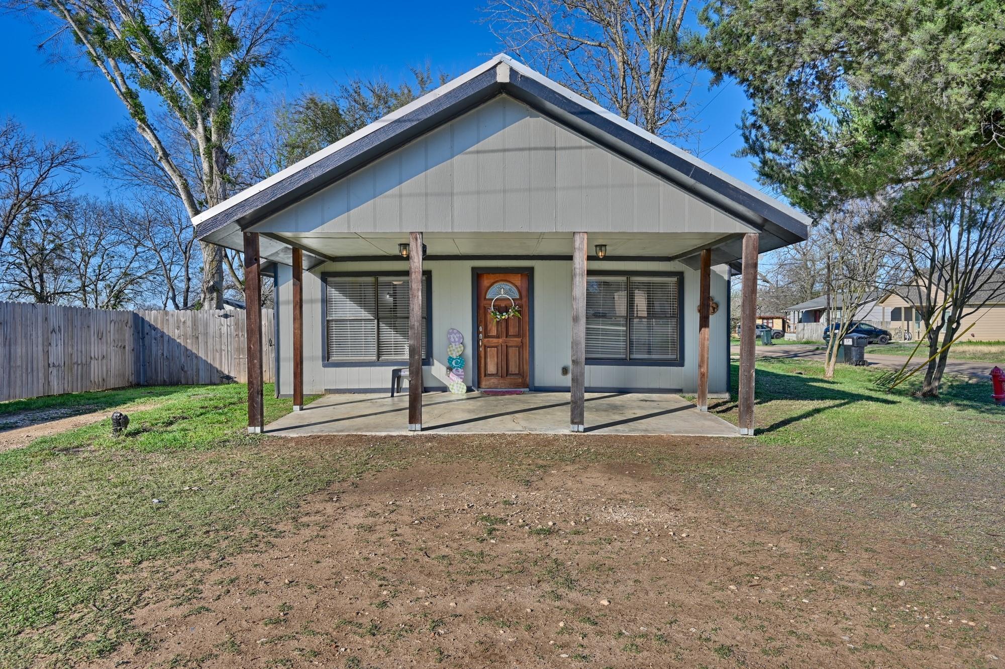 533 Giddings St, Lexington, TX 78947