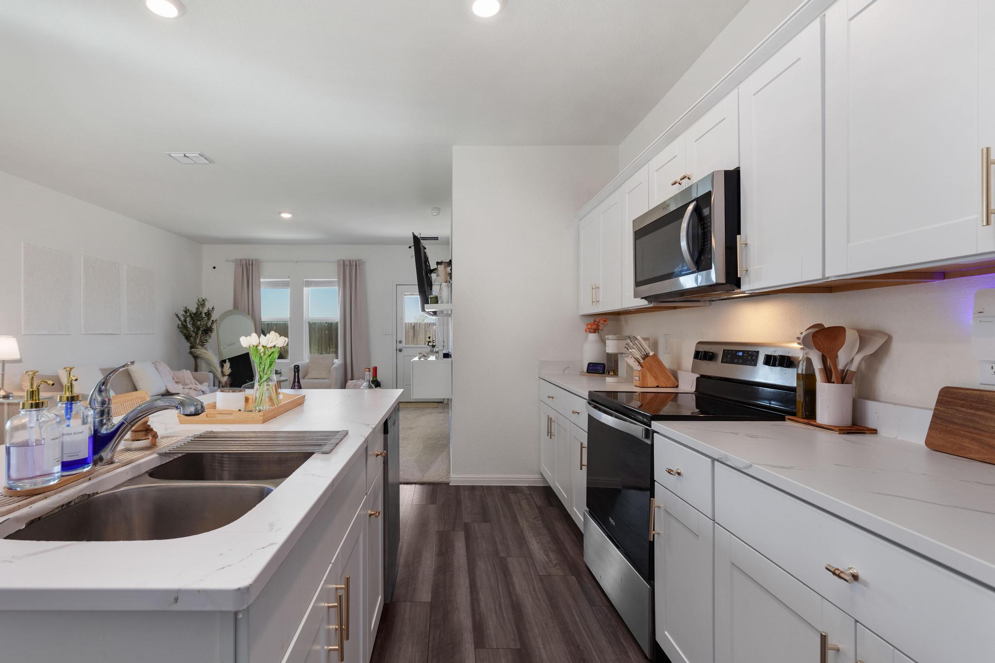 509 Red Fish Ln, Hutto, TX 78634