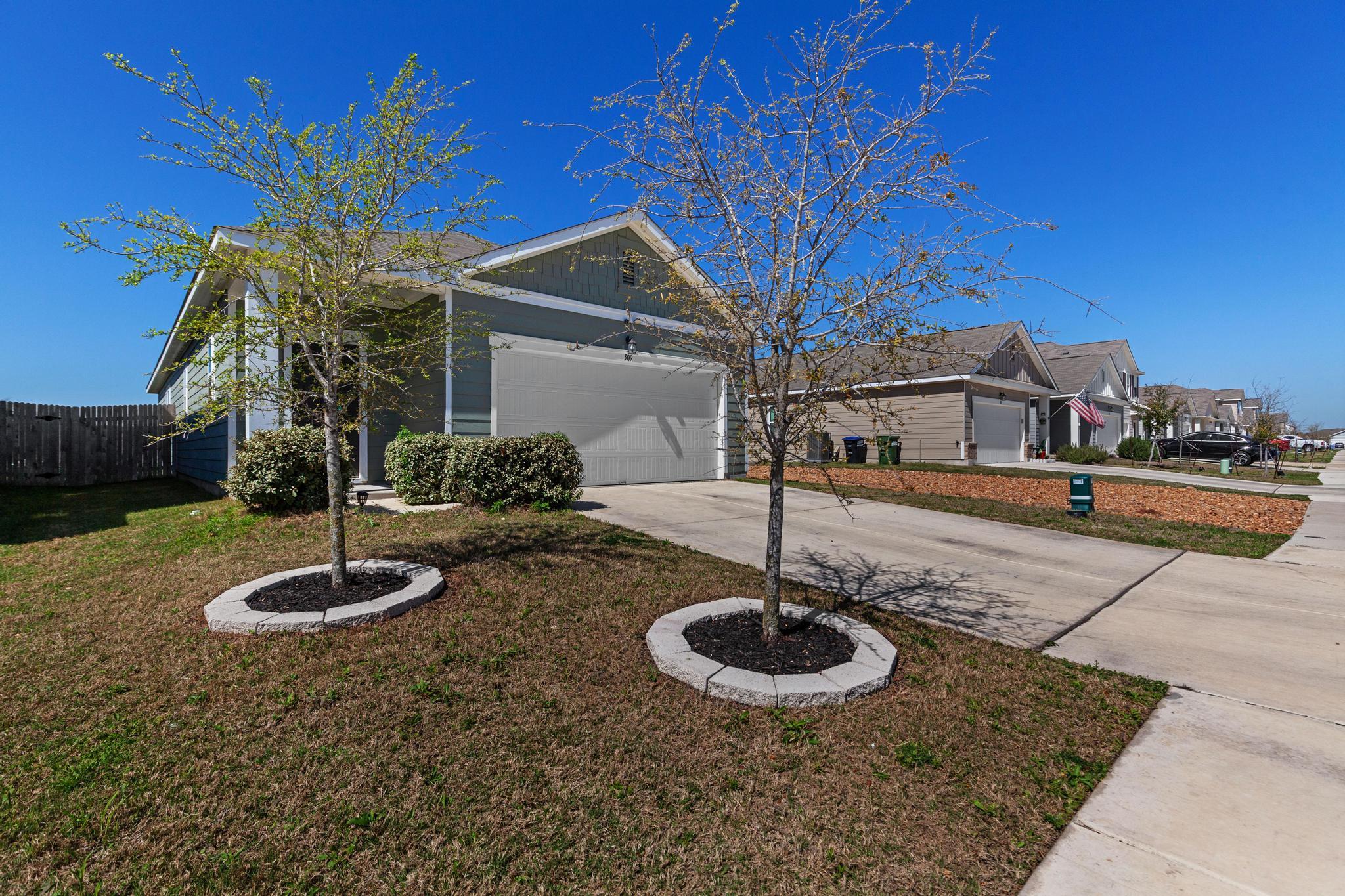 509 Red Fish Ln, Hutto, TX 78634