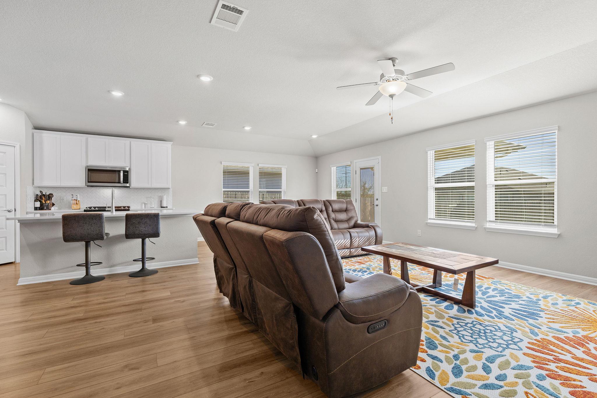 110 Greenspire Downs Dr, Hutto, TX 78634