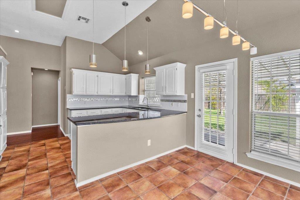 8900 MARTHAS Dr, Austin, TX 78717