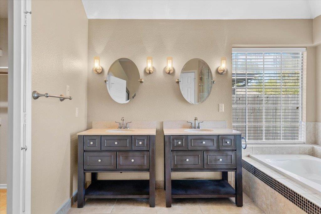 8900 MARTHAS Dr, Austin, TX 78717