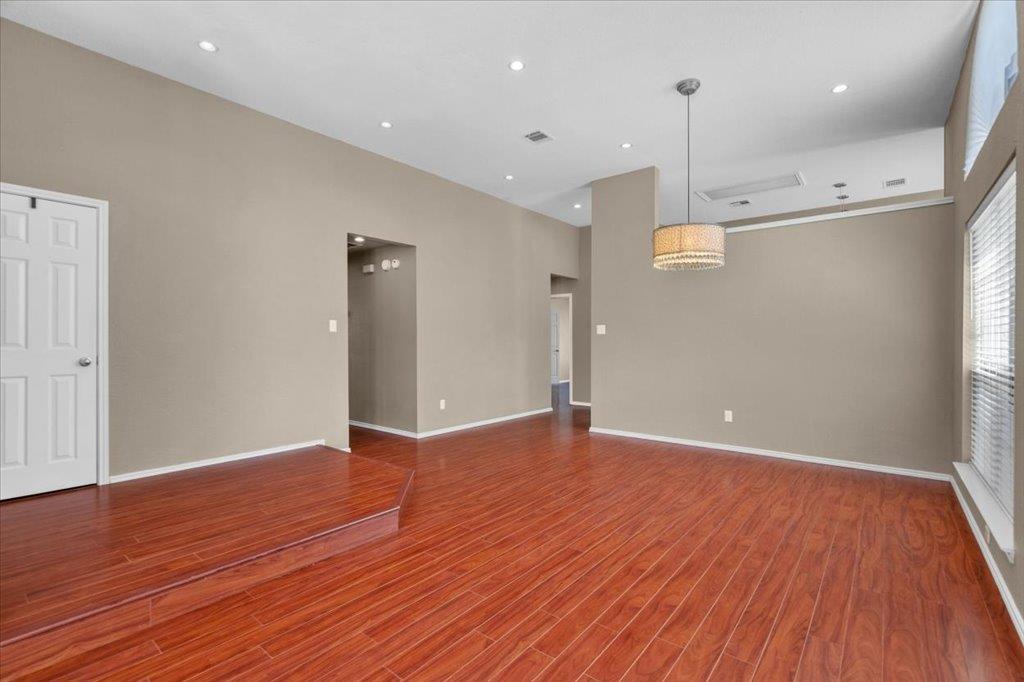 8900 MARTHAS Dr, Austin, TX 78717