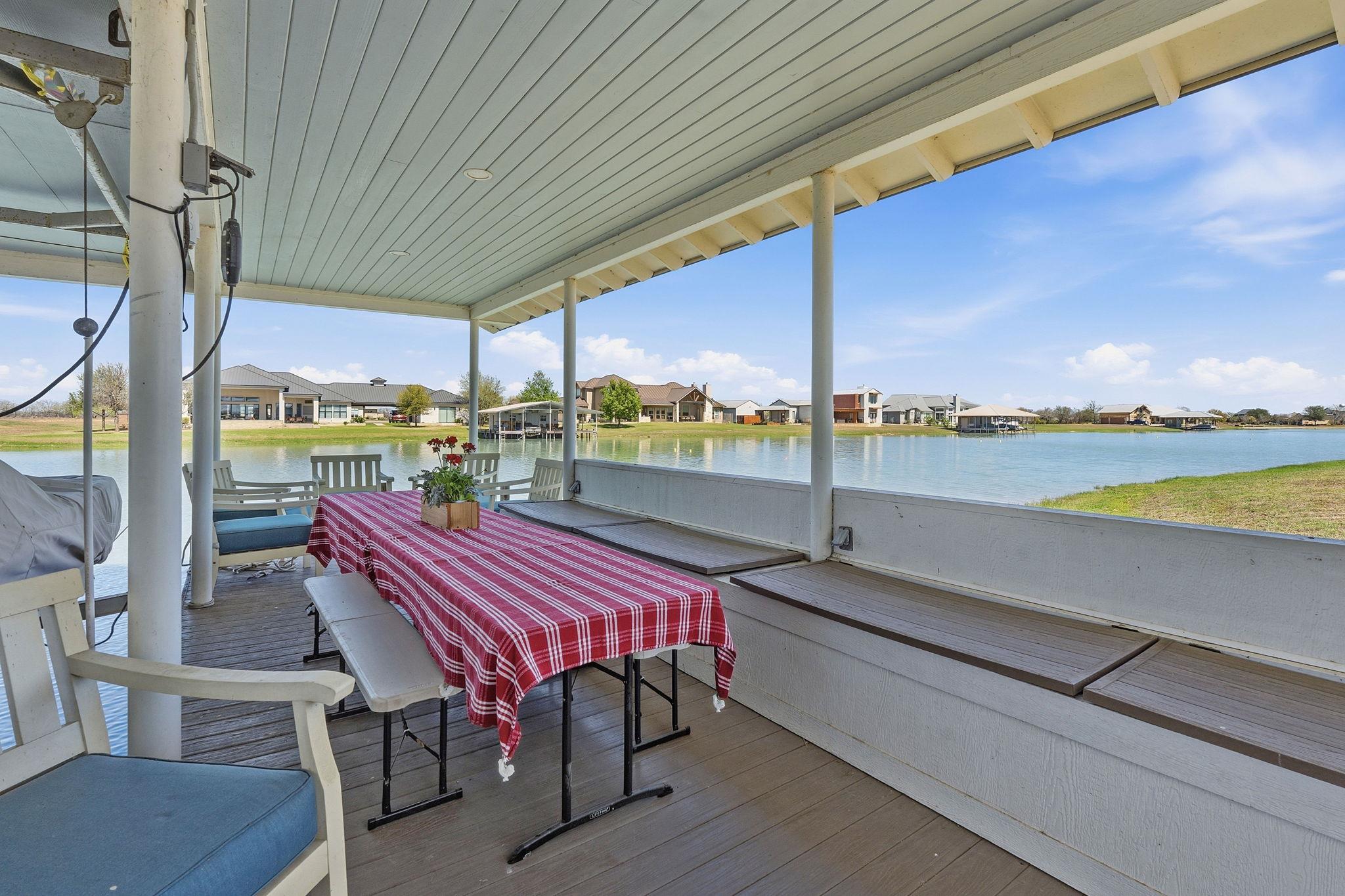 108 Lakeside Cv, Martindale, TX 78655