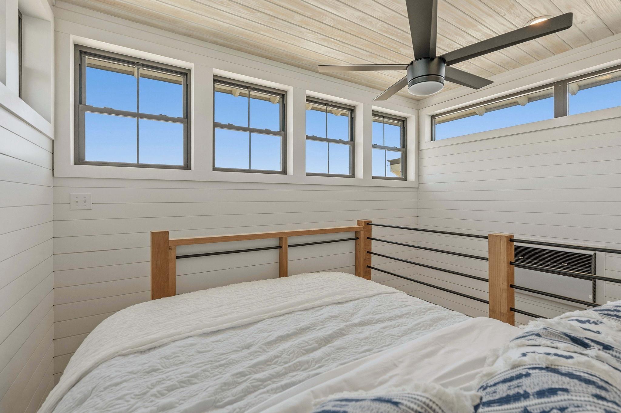 108 Lakeside Cv, Martindale, TX 78655