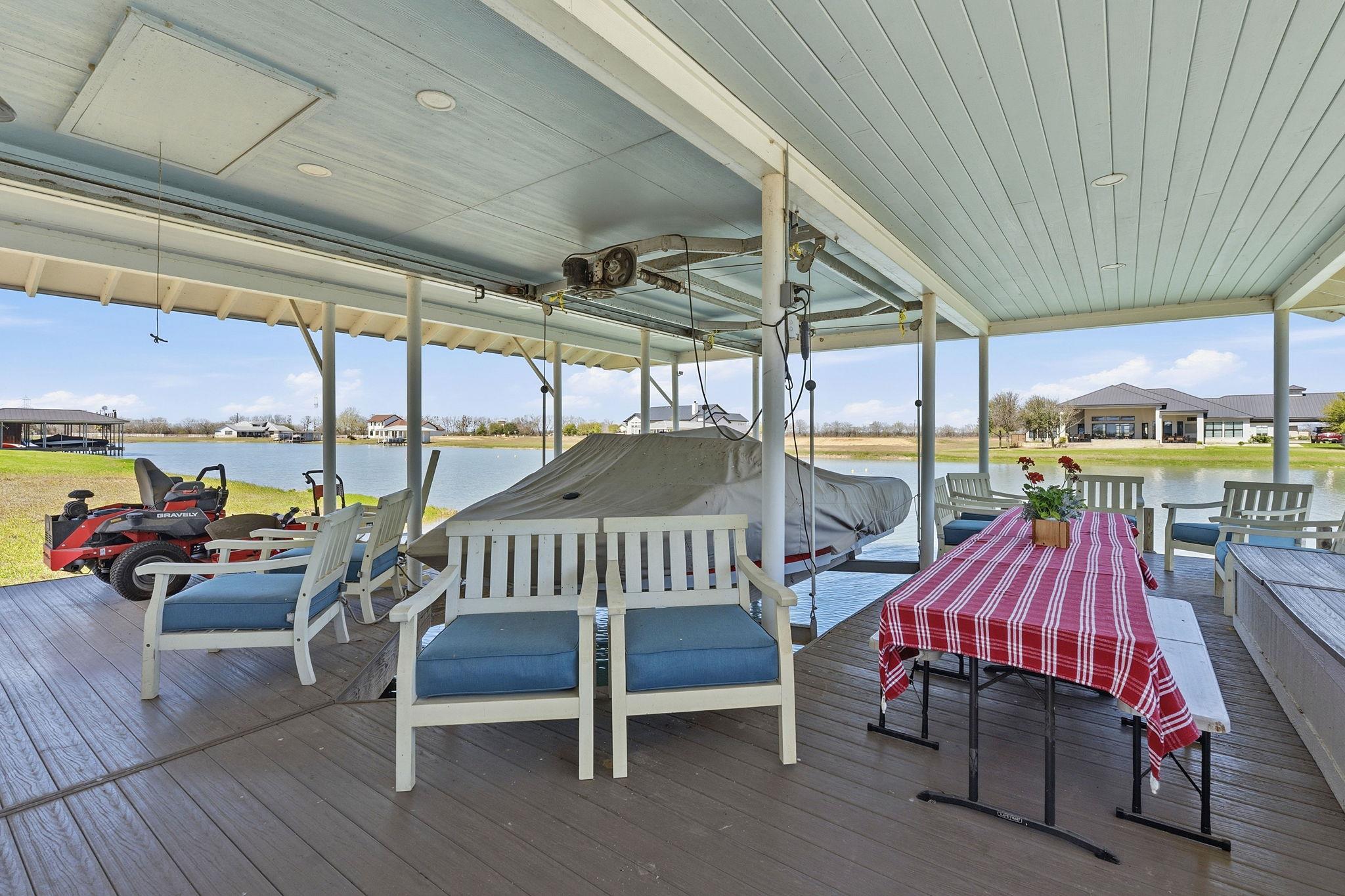 108 Lakeside Cv, Martindale, TX 78655