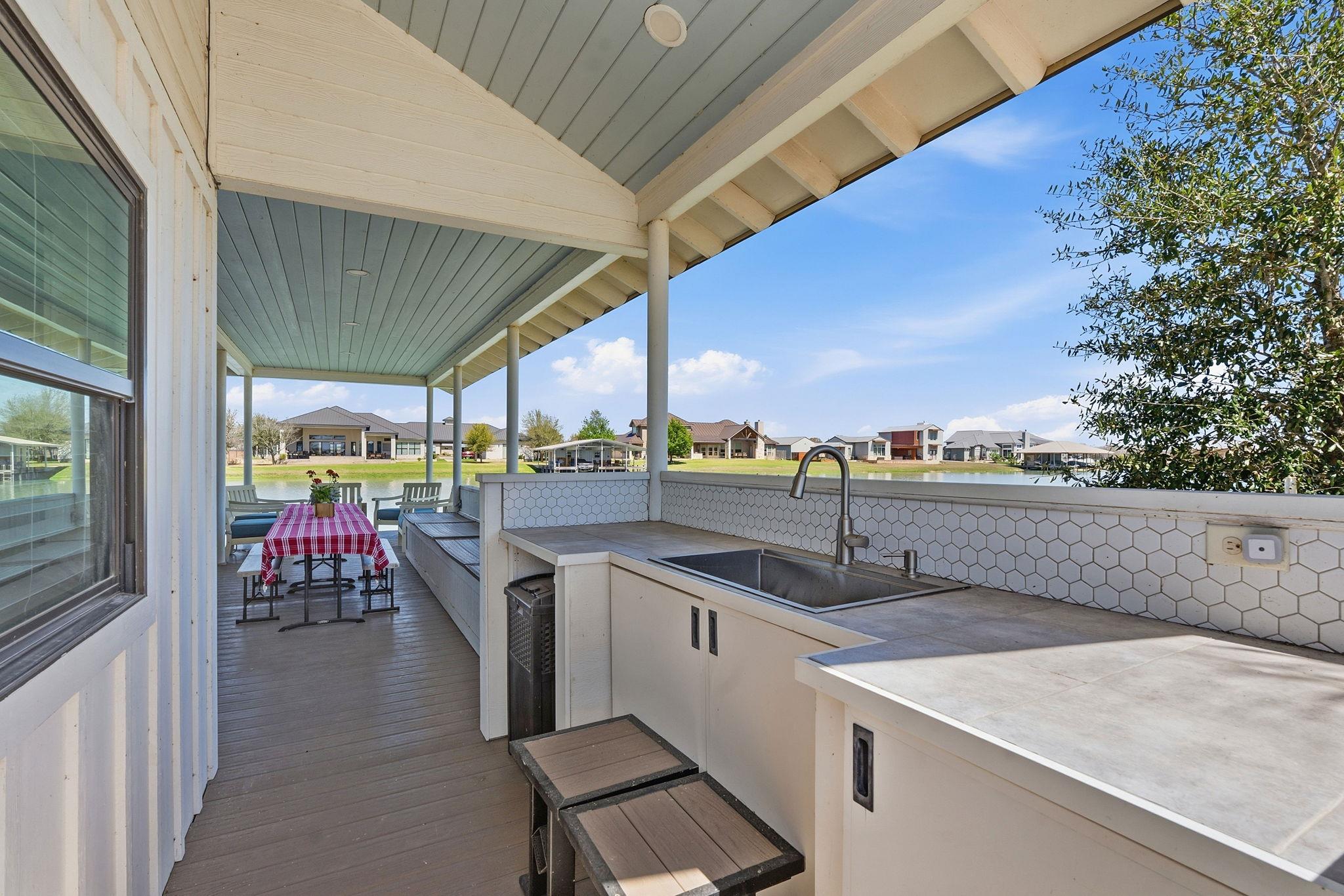 108 Lakeside Cv, Martindale, TX 78655