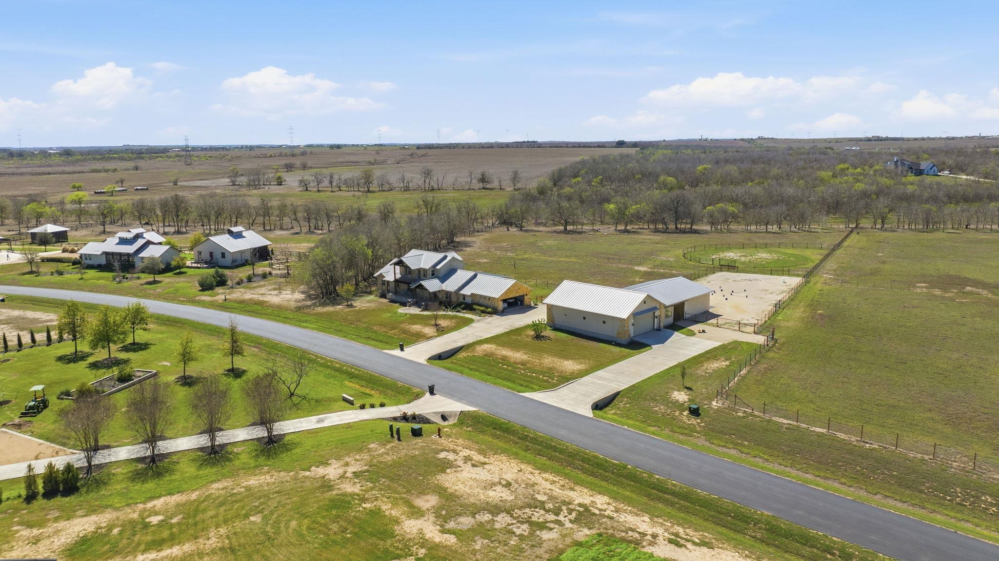 108 Lakeside Cv, Martindale, TX 78655