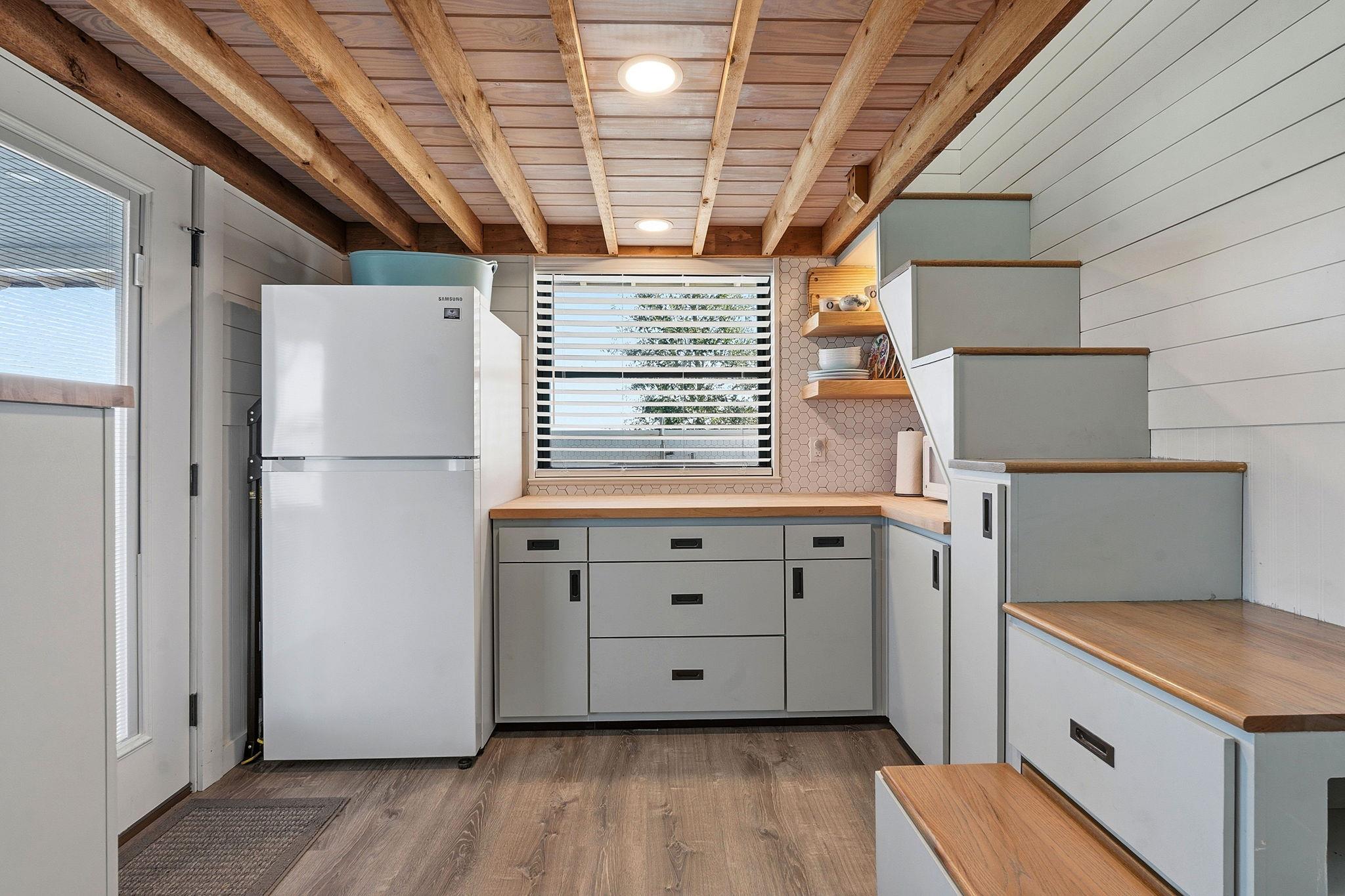 108 Lakeside Cv, Martindale, TX 78655