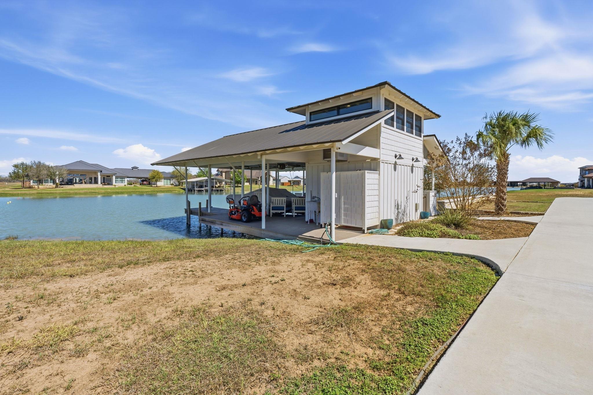 108 Lakeside Cv, Martindale, TX 78655