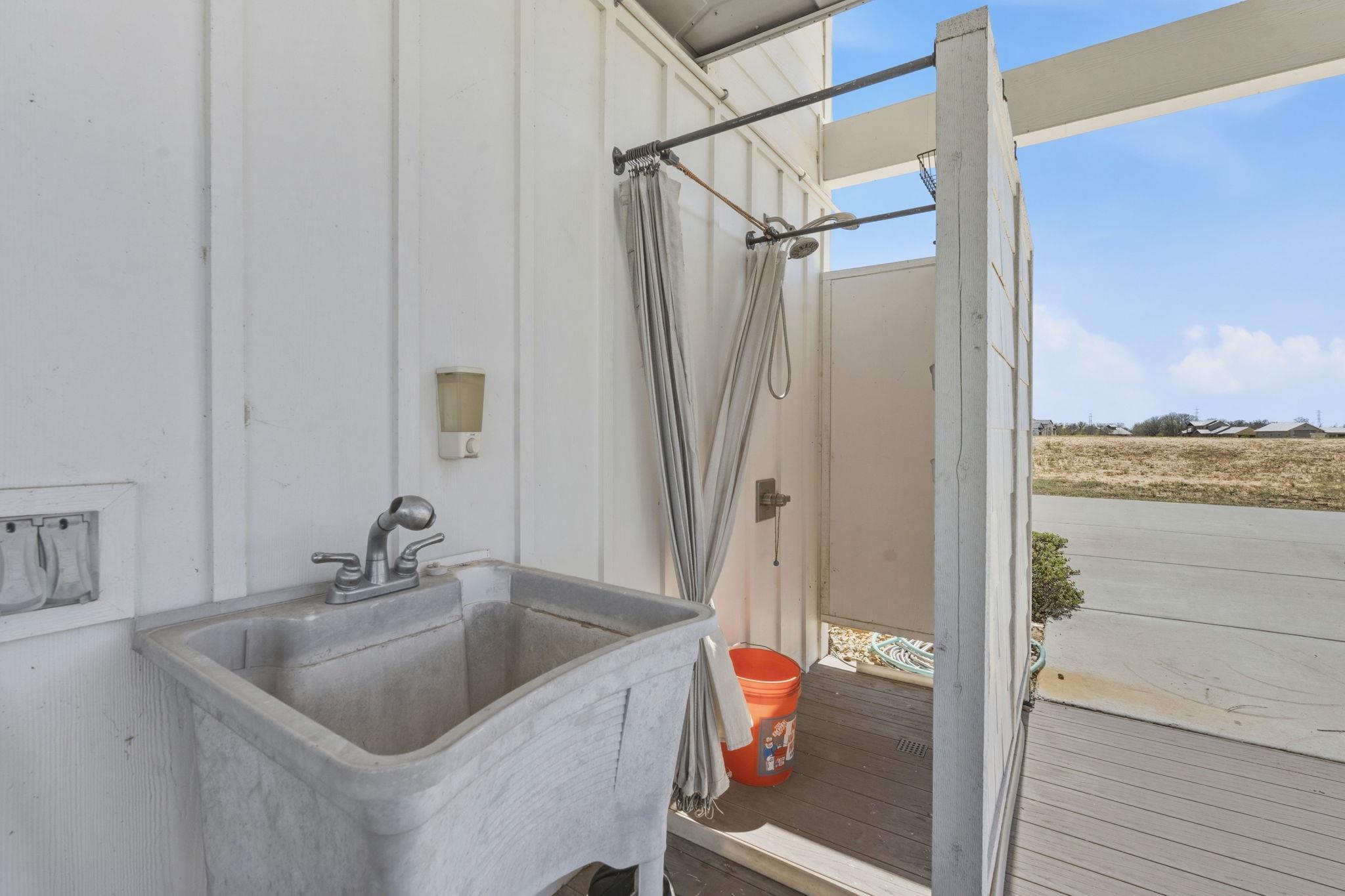 108 Lakeside Cv, Martindale, TX 78655