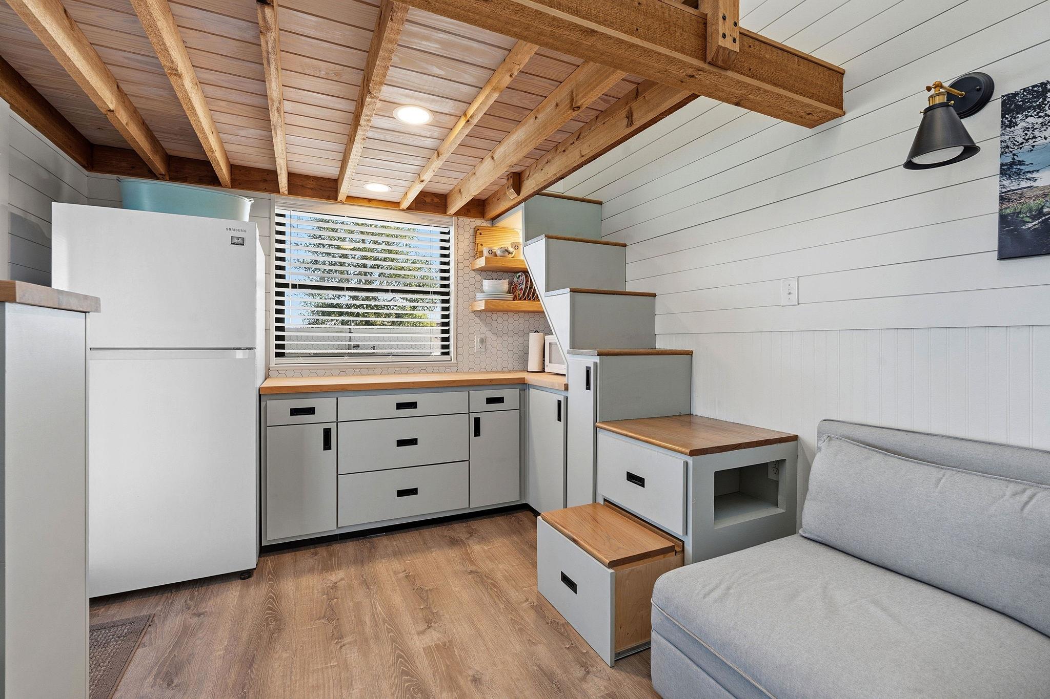 108 Lakeside Cv, Martindale, TX 78655