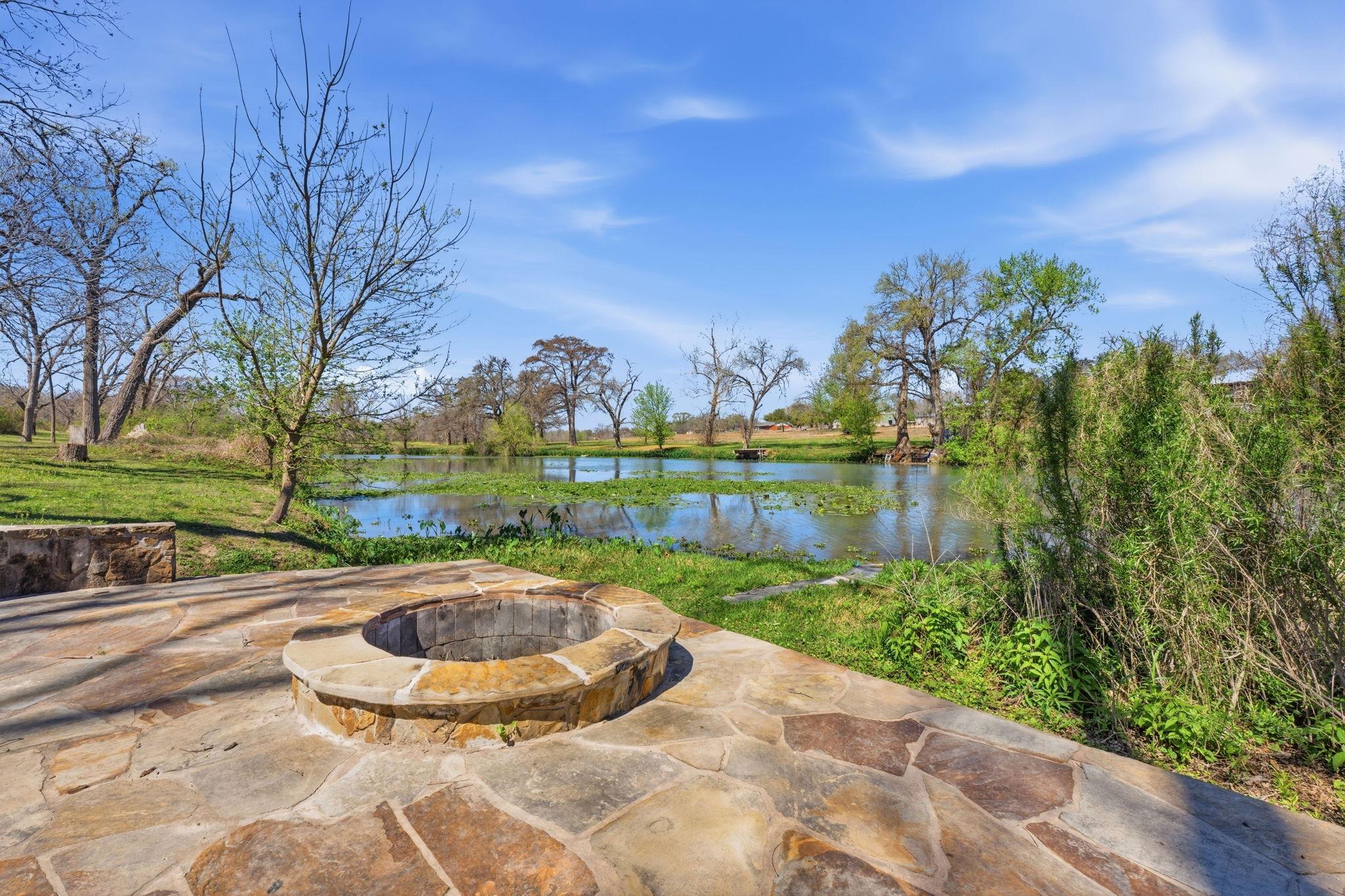 108 Lakeside Cv, Martindale, TX 78655