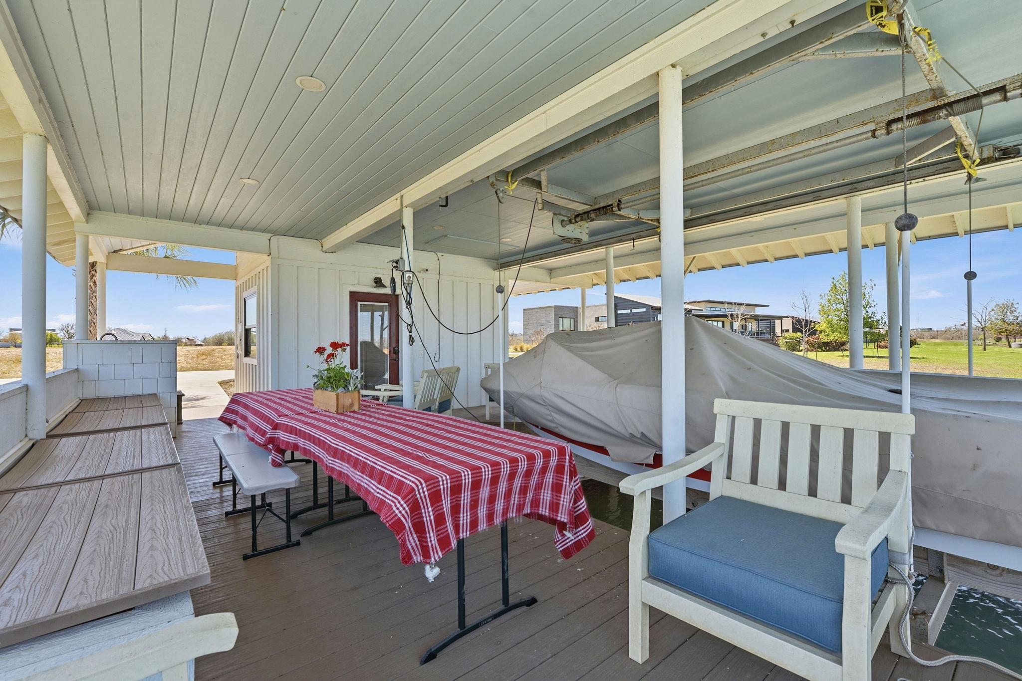 108 Lakeside Cv, Martindale, TX 78655