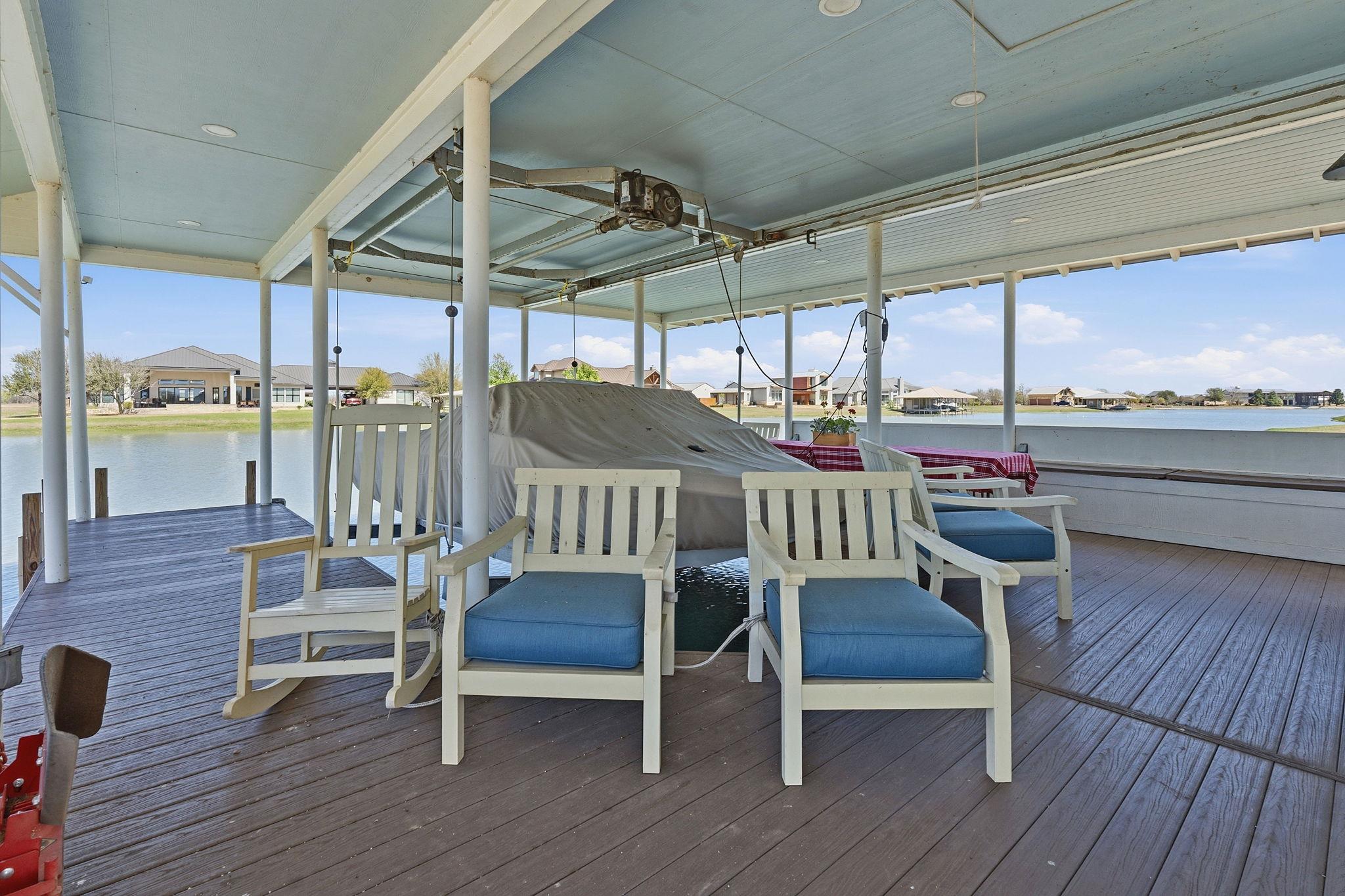 108 Lakeside Cv, Martindale, TX 78655