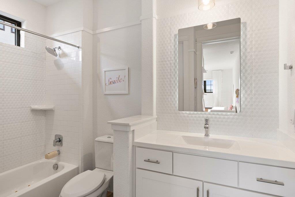 305 Ringtail Stream Dr, Lakeway, TX 78738