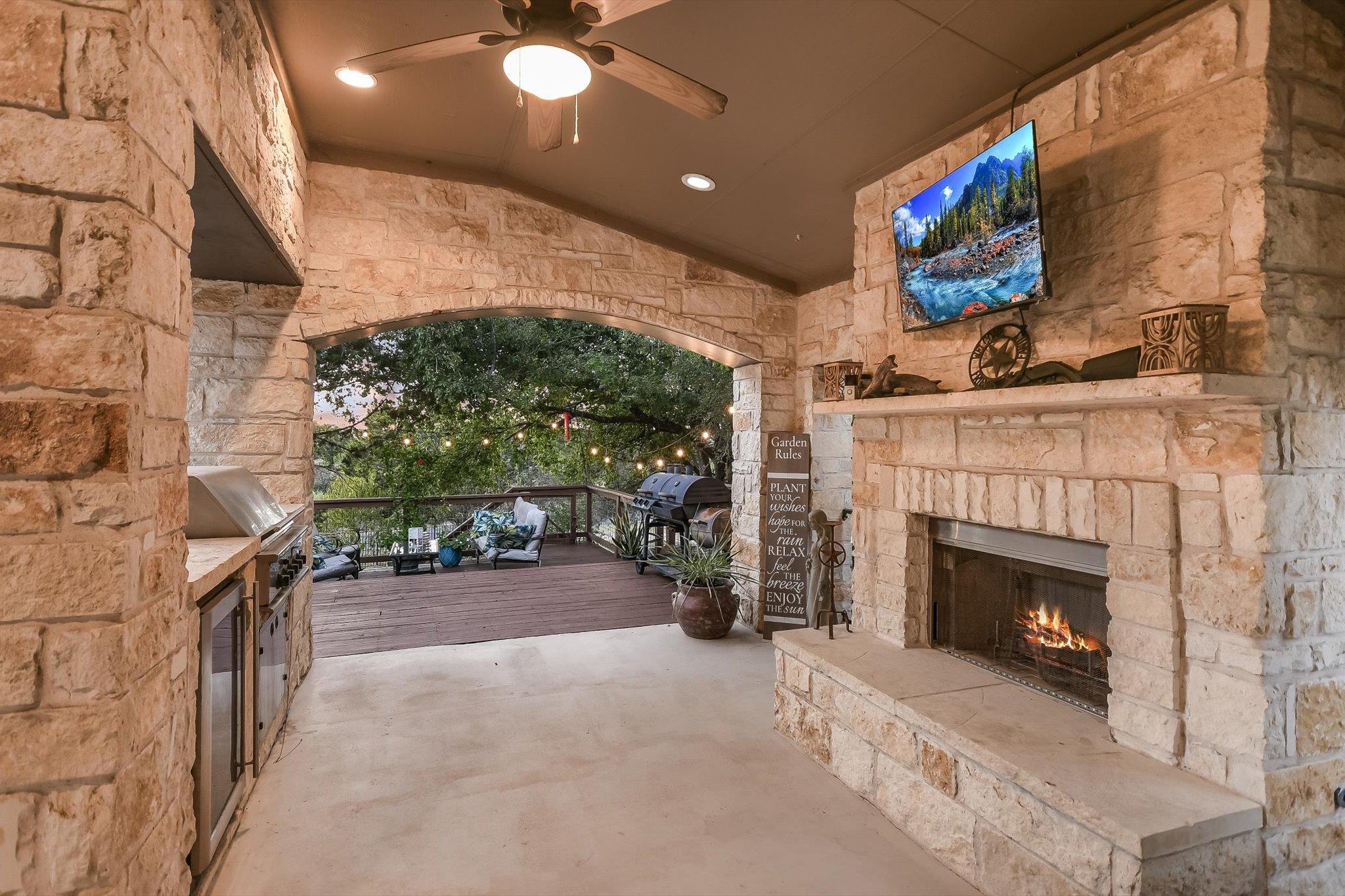300 Wesley Ridge Dr, Spicewood, TX 78669