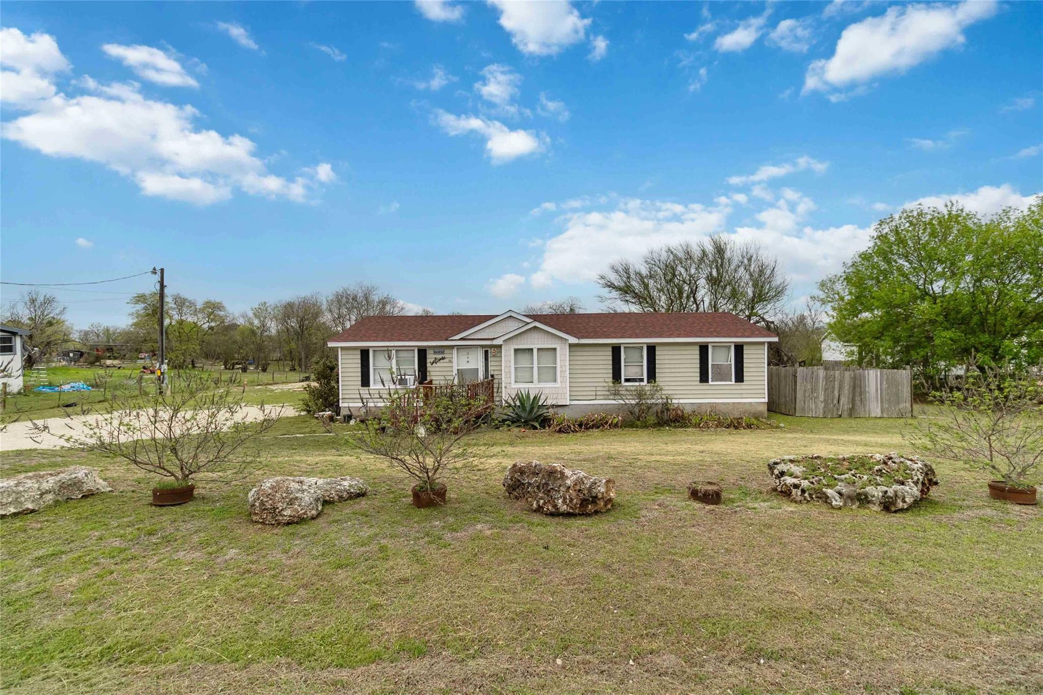 1225 Grandview Dr, San Marcos, TX 78666