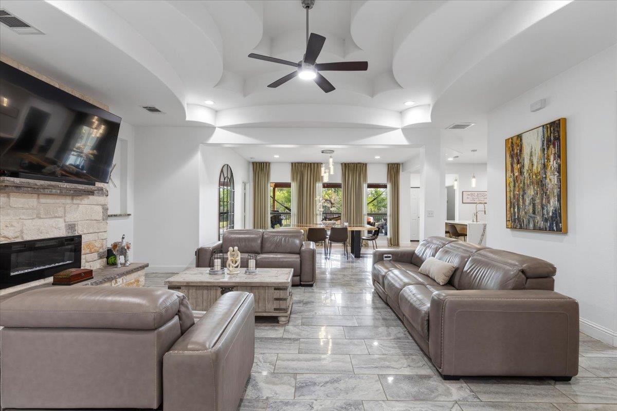 285 La Fortuna Dr, Del Valle, TX 78617