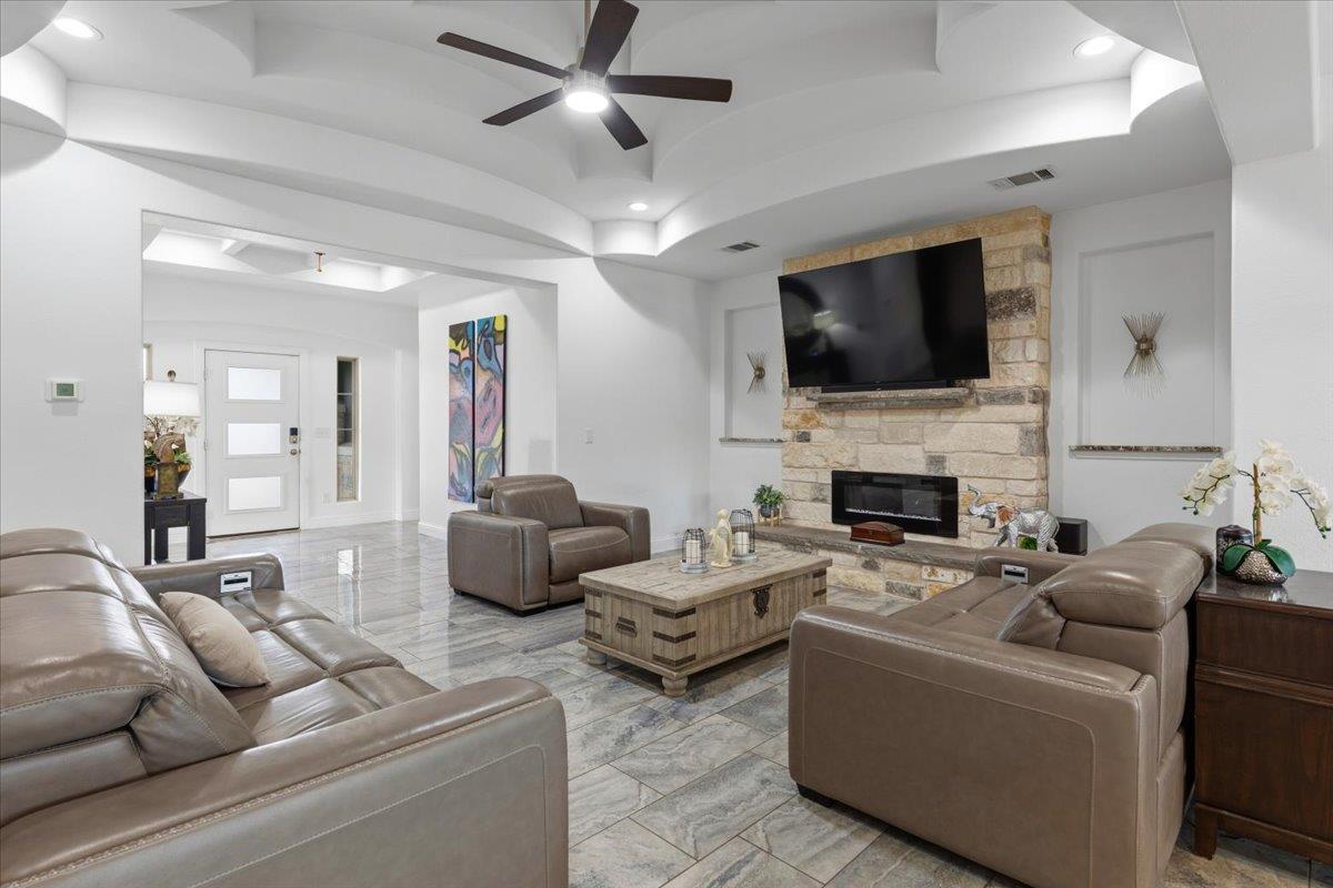 285 La Fortuna Dr, Del Valle, TX 78617