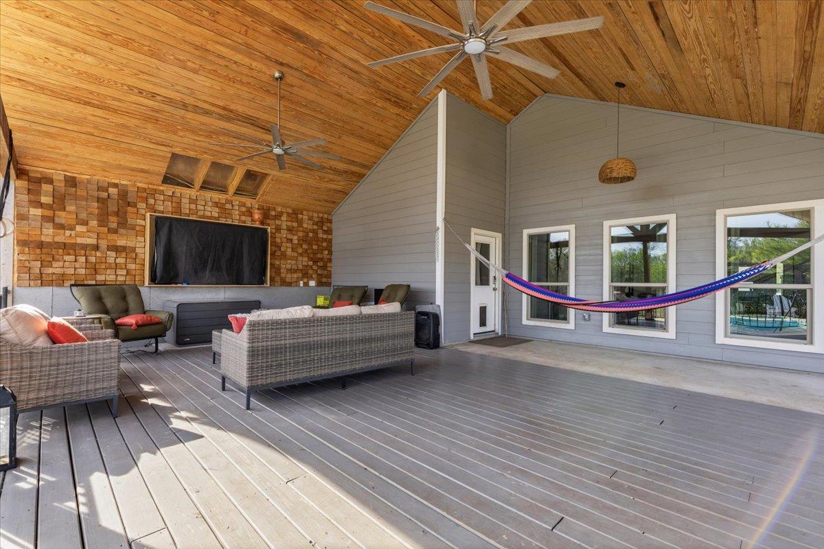 285 La Fortuna Dr, Del Valle, TX 78617
