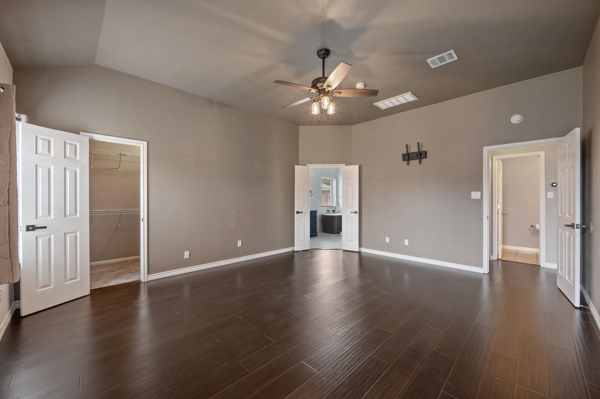 304 Gainer Dr, Hutto, TX 78634