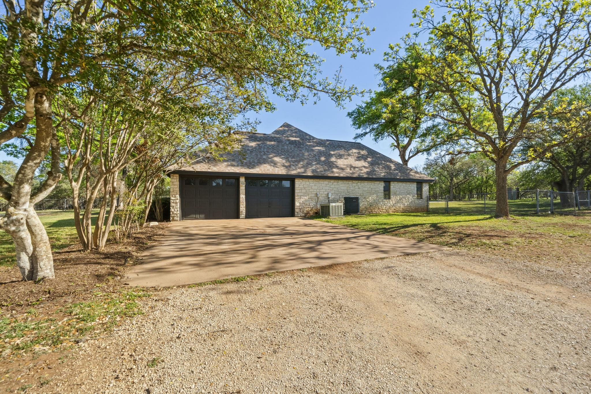 28 Country Oaks Dr, Buda, TX 78610