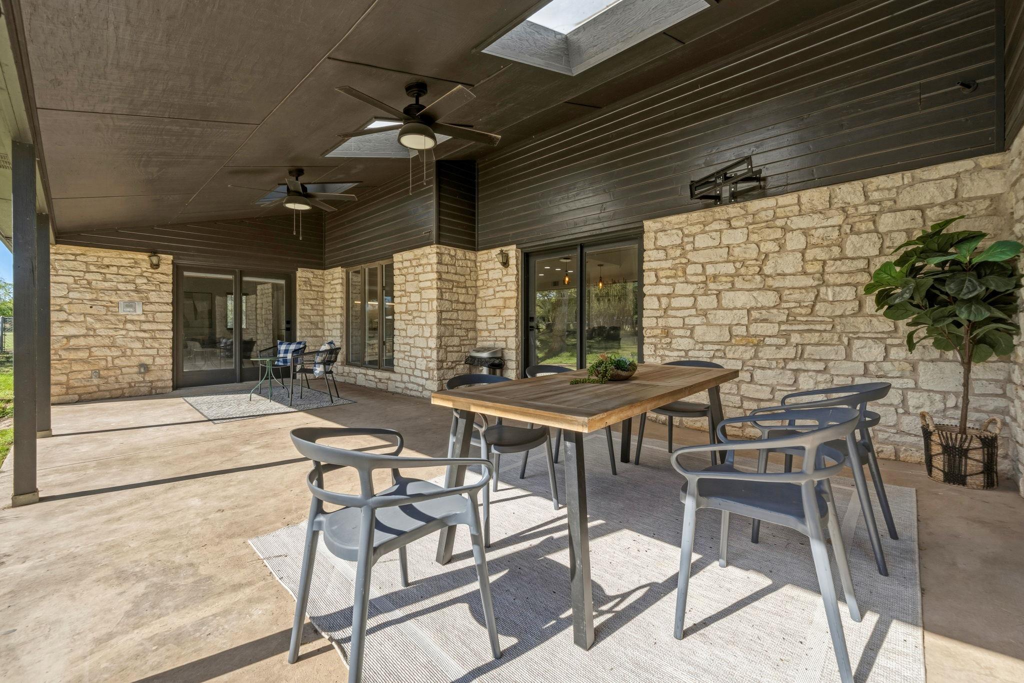 28 Country Oaks Dr, Buda, TX 78610