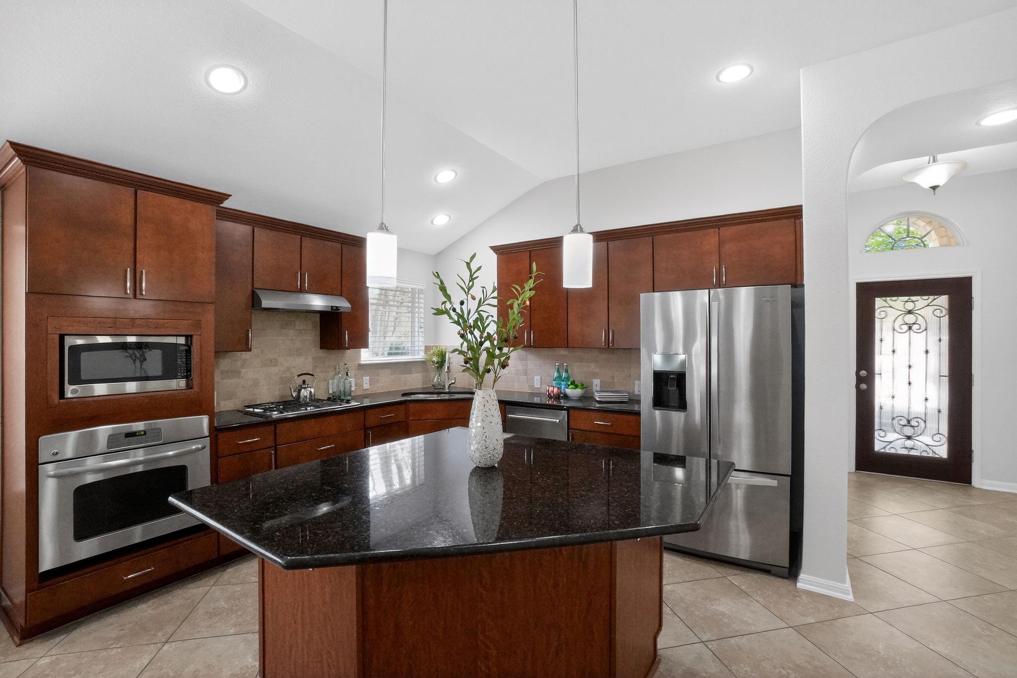 591 Middle Crk, Buda, TX 78610