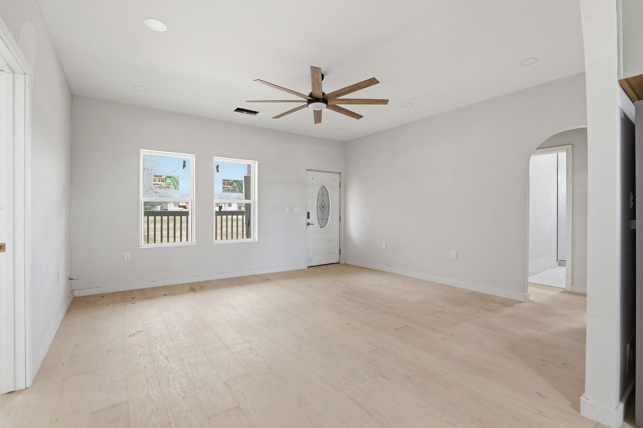 112 Chihuahua Dr, Del Valle, TX 78617