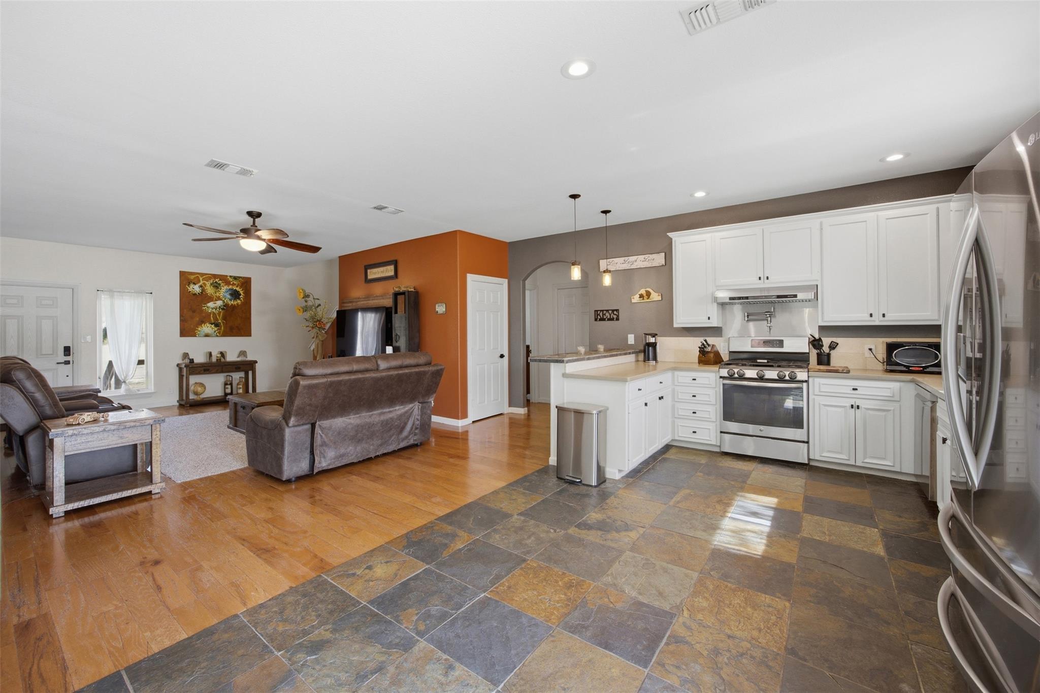 123 Meadowood Dr, Elgin, TX 78621