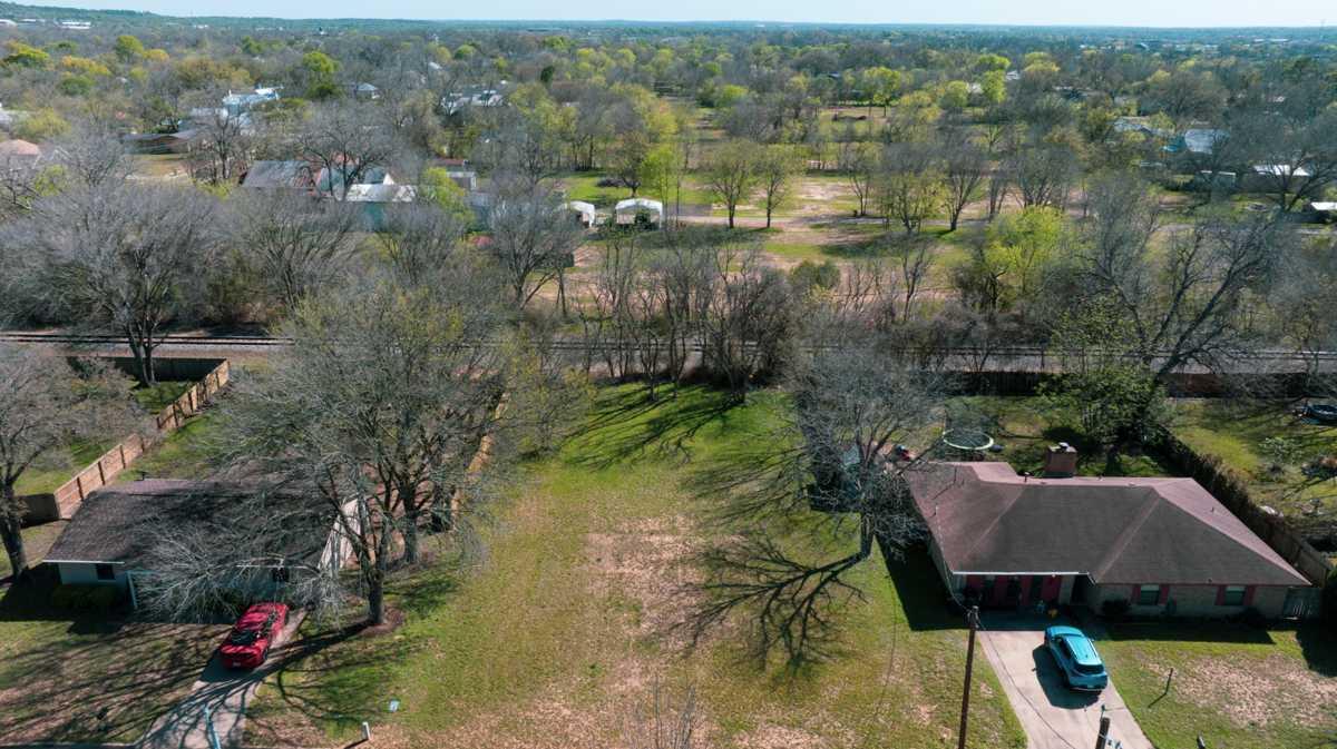 411 Persimmon St, Bastrop, TX 78602